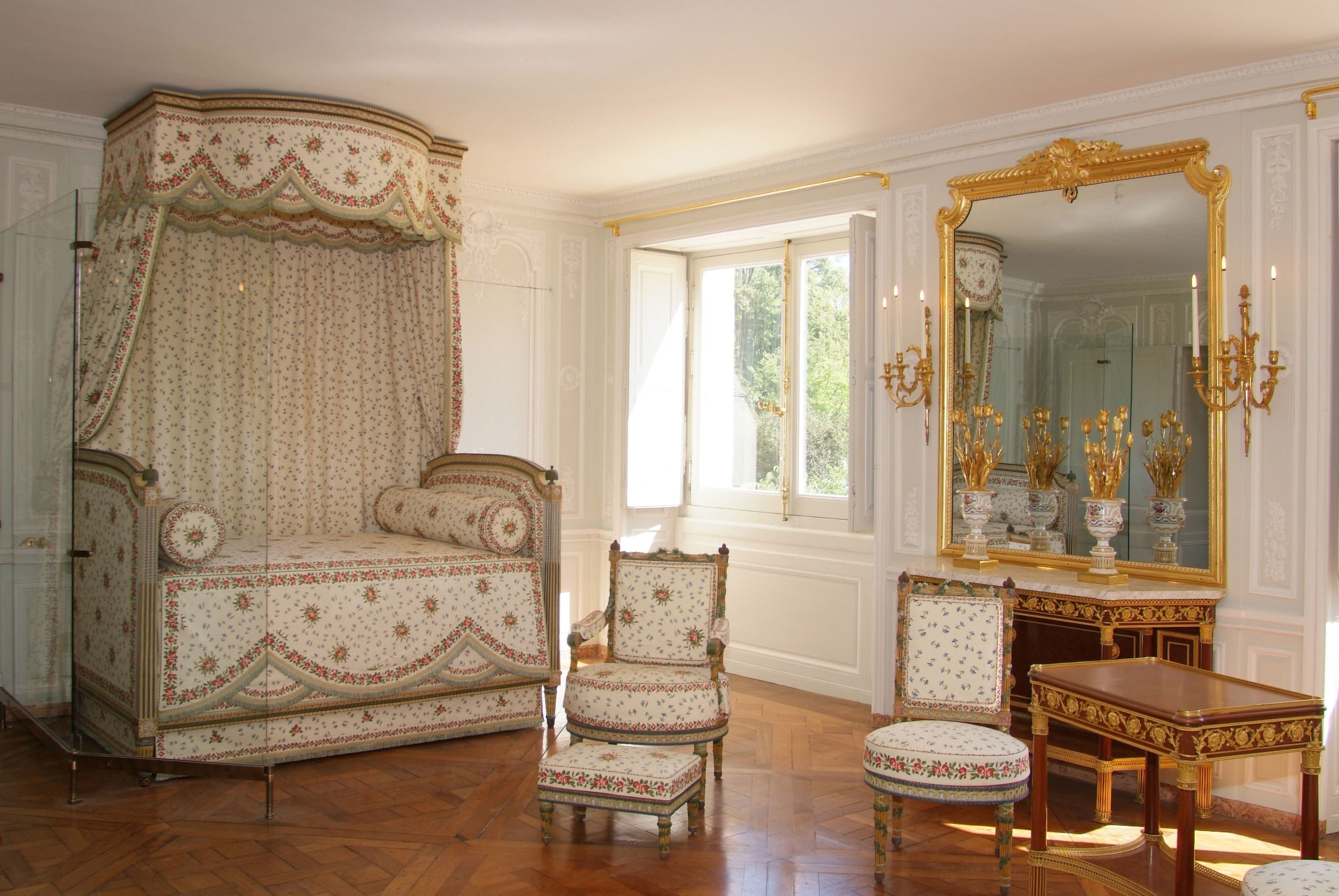 Рококо классицизм. Малый Трианон в Версале интерьер. Малый Трианон интерьер рококо. Дворец Трианон Марии Антуанетты.