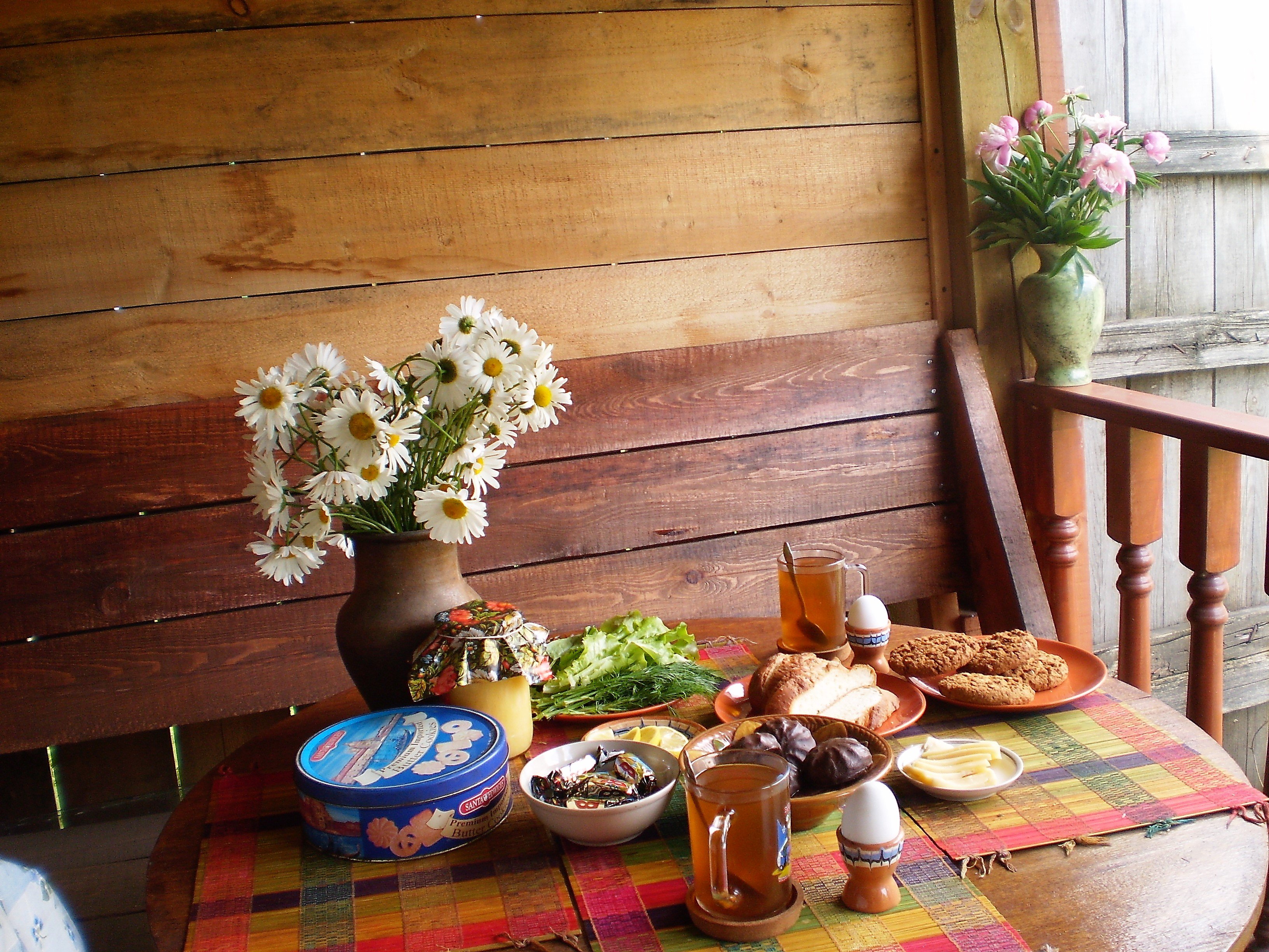 Села завтрак. Деревенский стол. Деревенский стол с едой. Стол в деревенском доме. Завтрак в деревенском стиле.