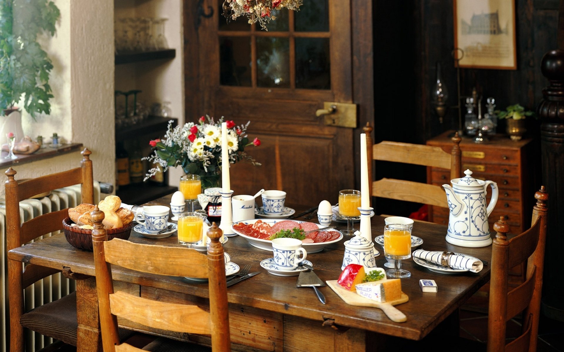 Дом еда ком. Обед в деревенском стиле. Стол в деревенском стиле. Уютная сервировка стола. Праздничный стол в деревенском стиле.