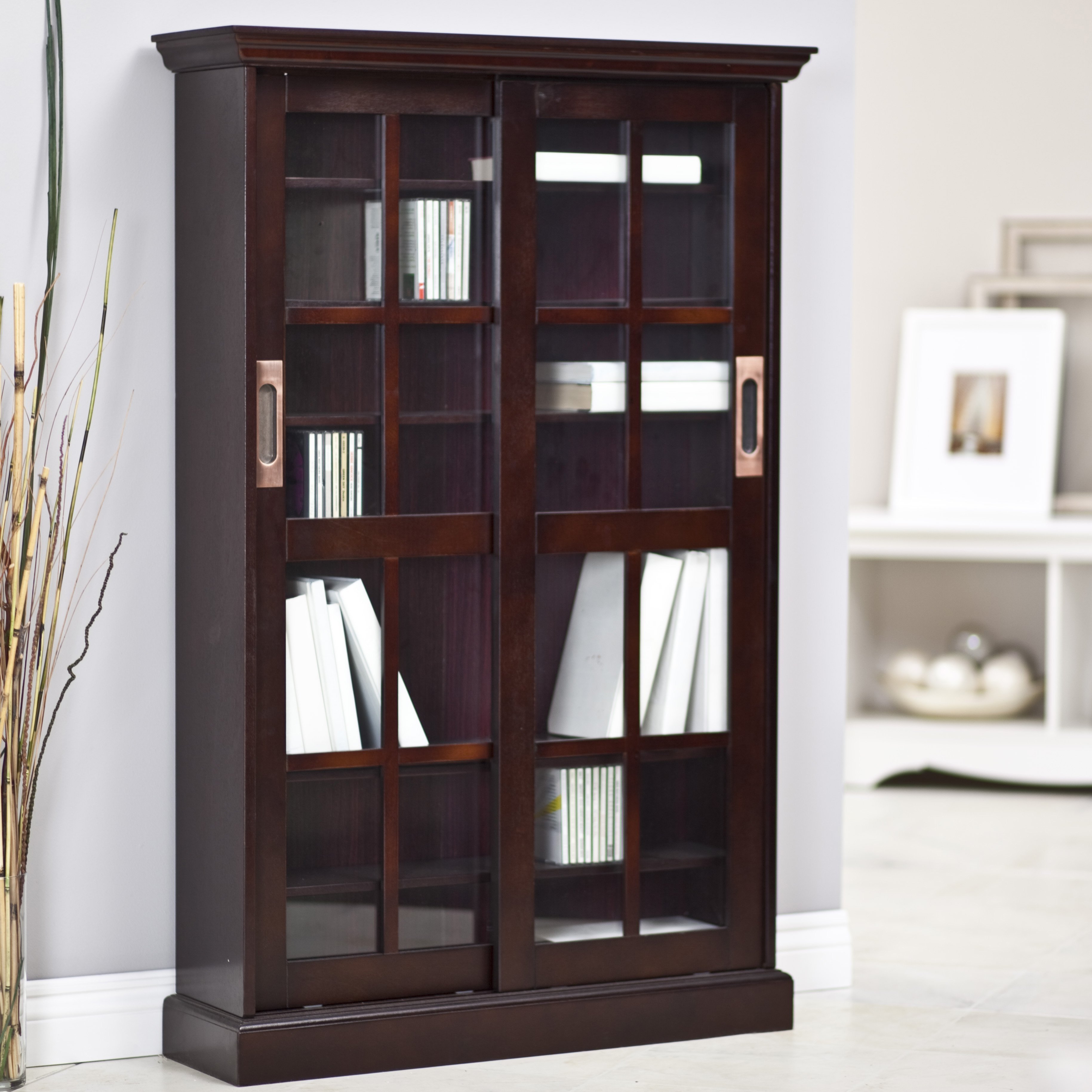 Книжный шкаф фото. Книжный шкаф Glass Cabinet. Книжный шкаф Charlie. Cabinet / Bookcase. Книжный стеллаж со стеклом. Книжный стеллаж со стеклянными дверцами.