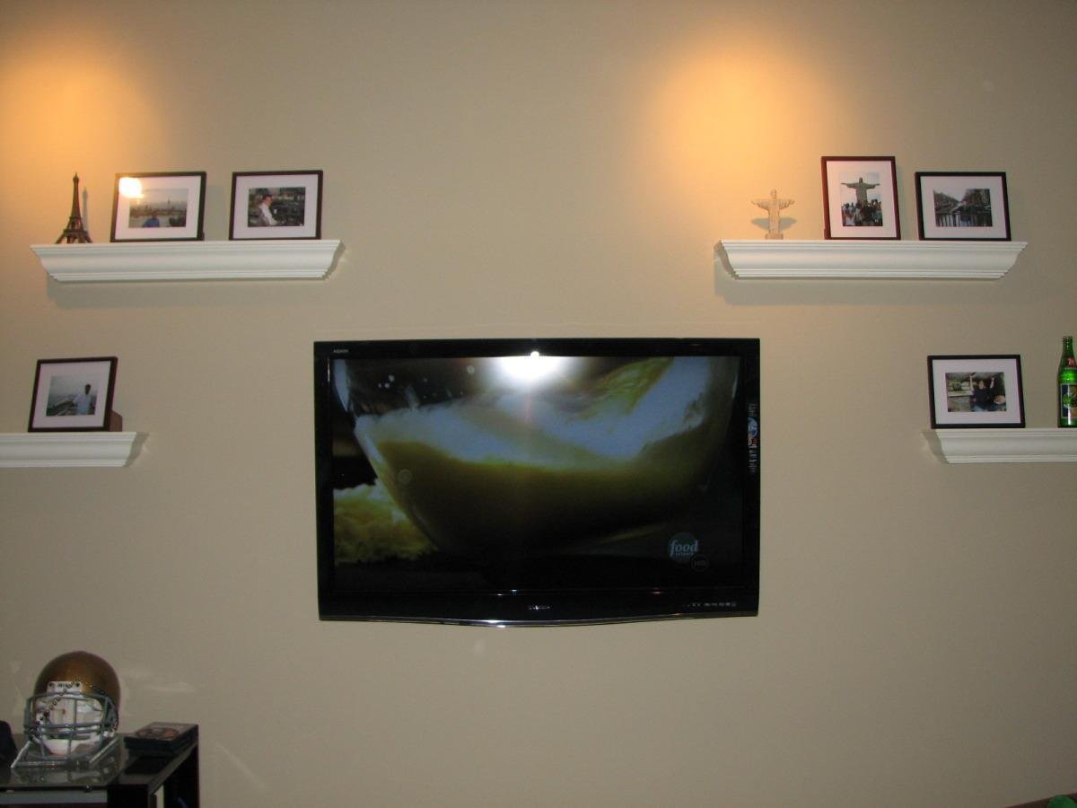 Телевизор на 1 час. Телевизор на стене. Плоский телевизор на стену. Повесить телевизор на стену. Телевизор висит на стене.