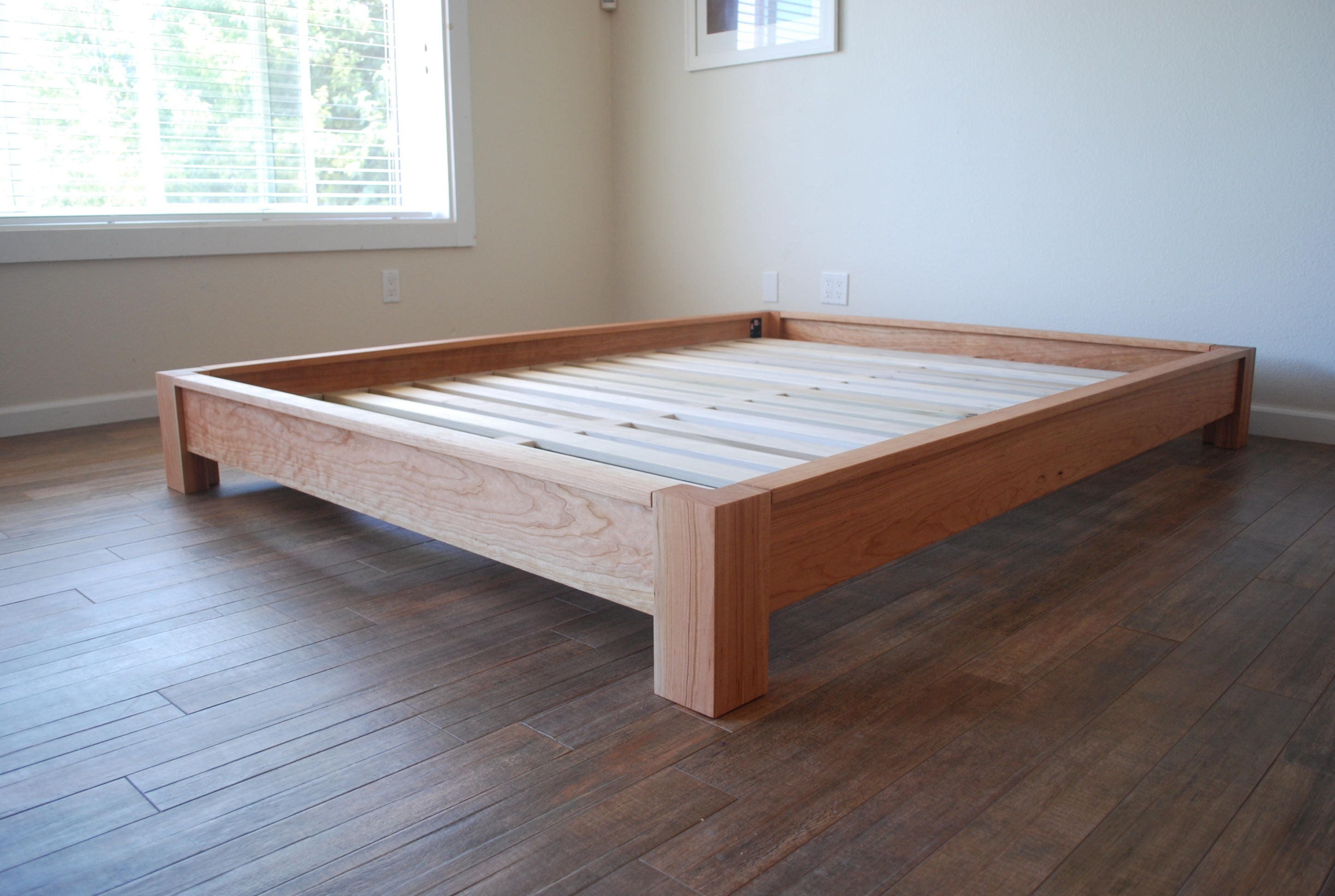 Самодельная кровать из дерева. Кровать Симпл 2. Кровать двуспальная деревянная. Кровать из досок. Кровать из брусков.