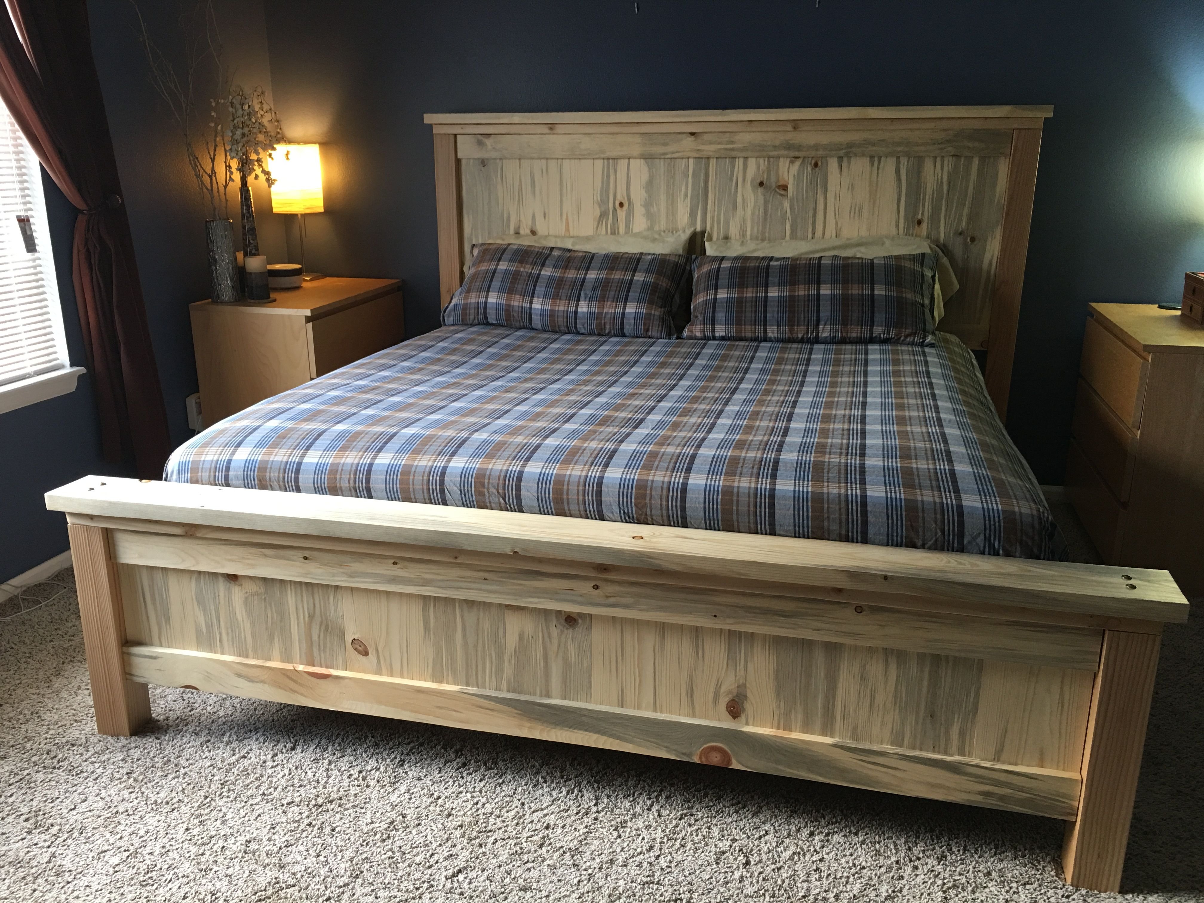 Самодельная кровать из дерева. Кровать из дерева. Кровать из досок. Кровать двуспальная деревянная. Кровать из брусков.