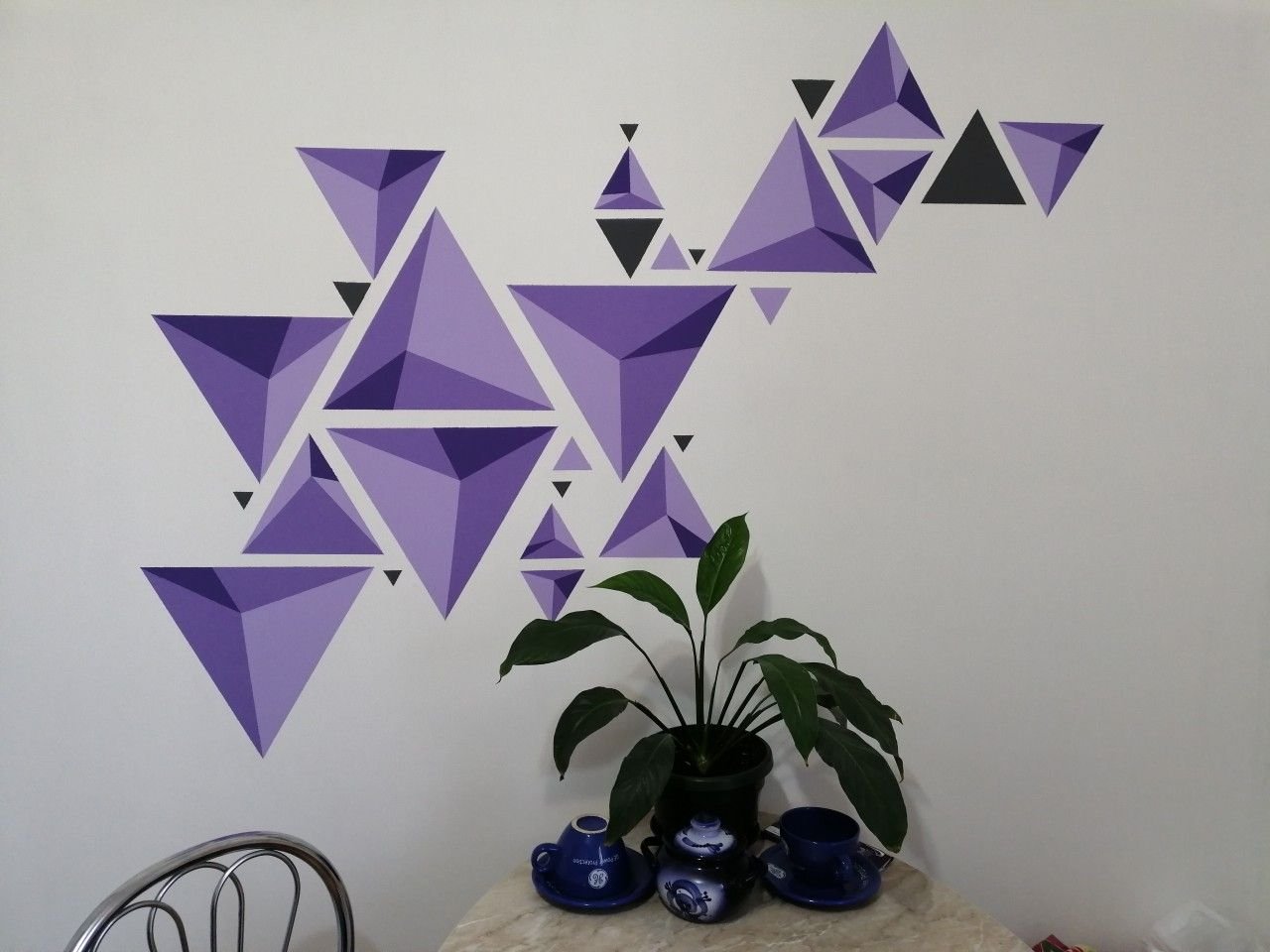 Геометрические горы на стене