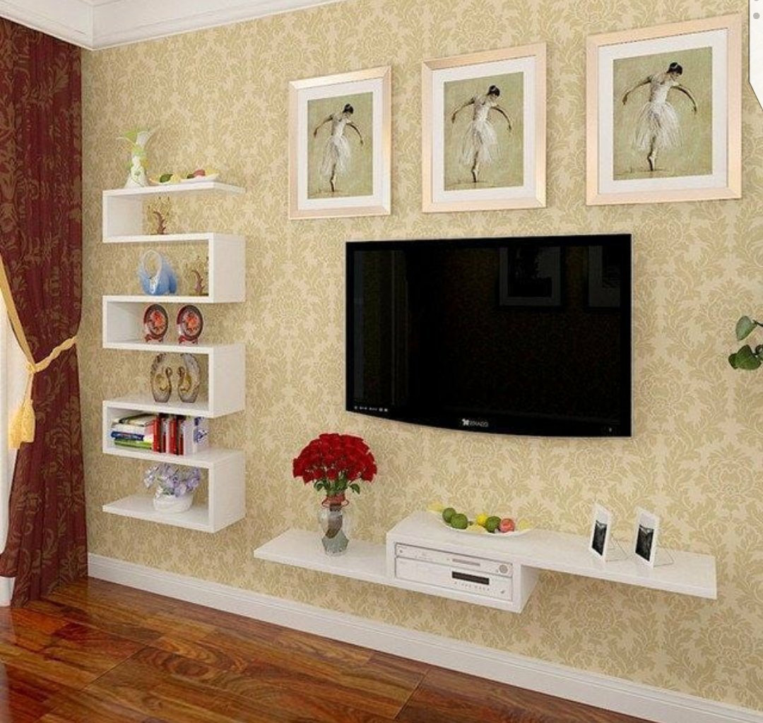 оформление стены в гостиной с телевизором и полками