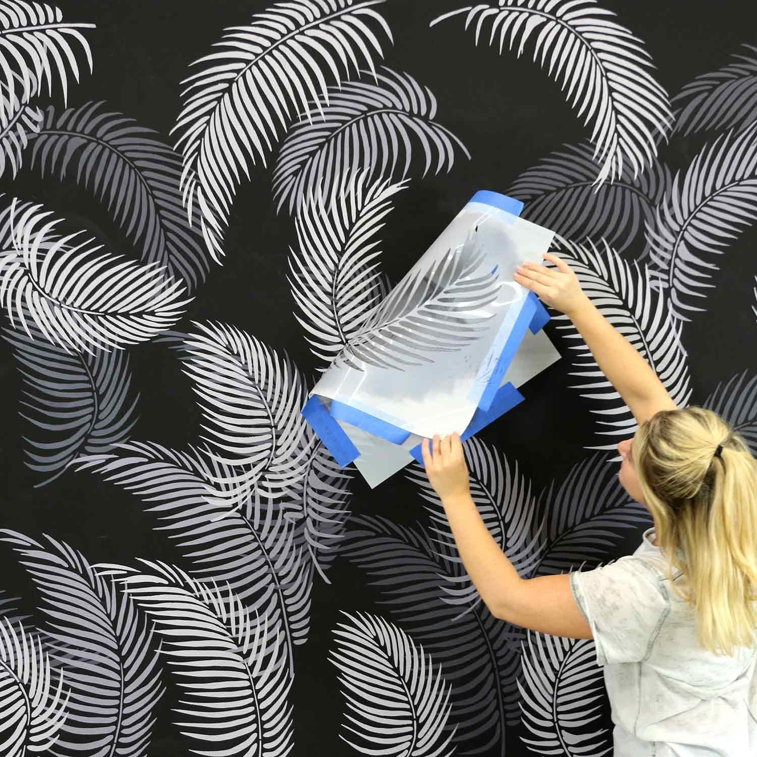 Как оригинально декорировать стену с помощью трафаретов под покраску: пошаговая инструкция