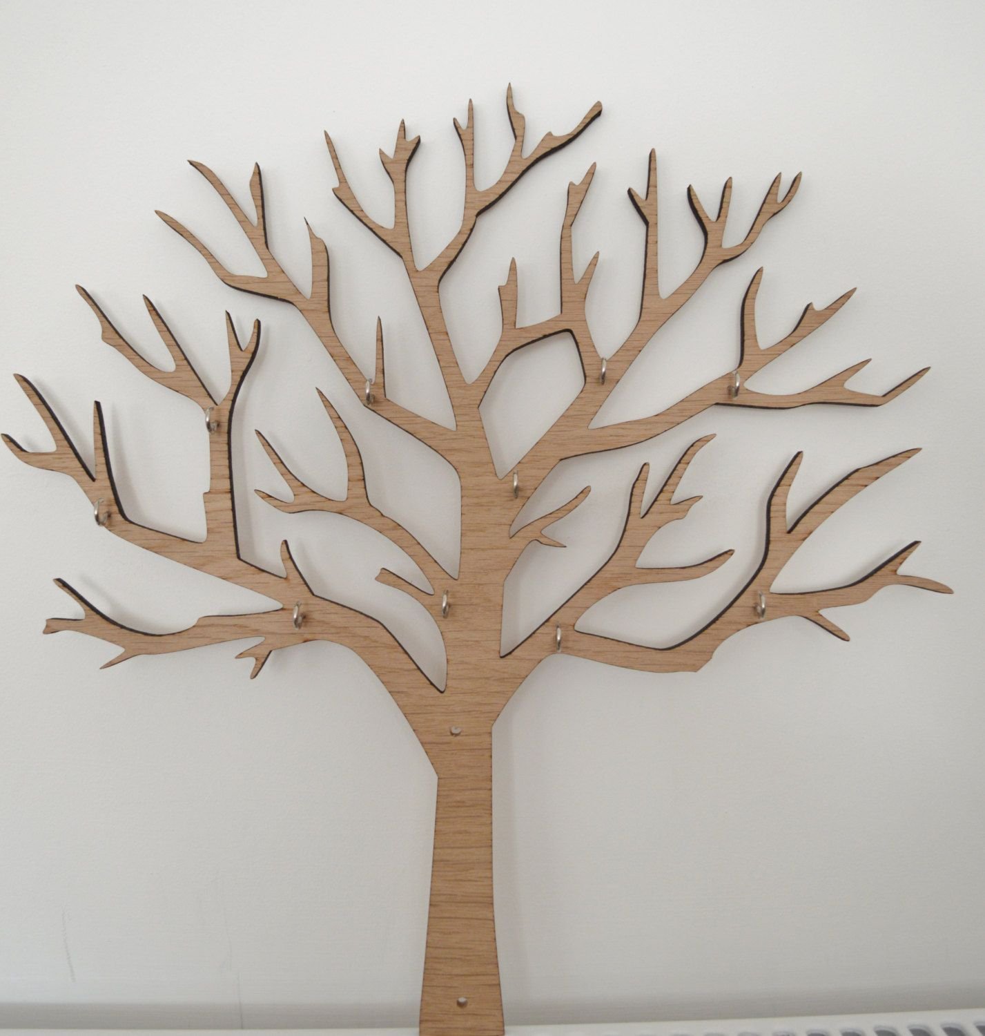 Дерево на стене — отличная идея для украшения интерьера