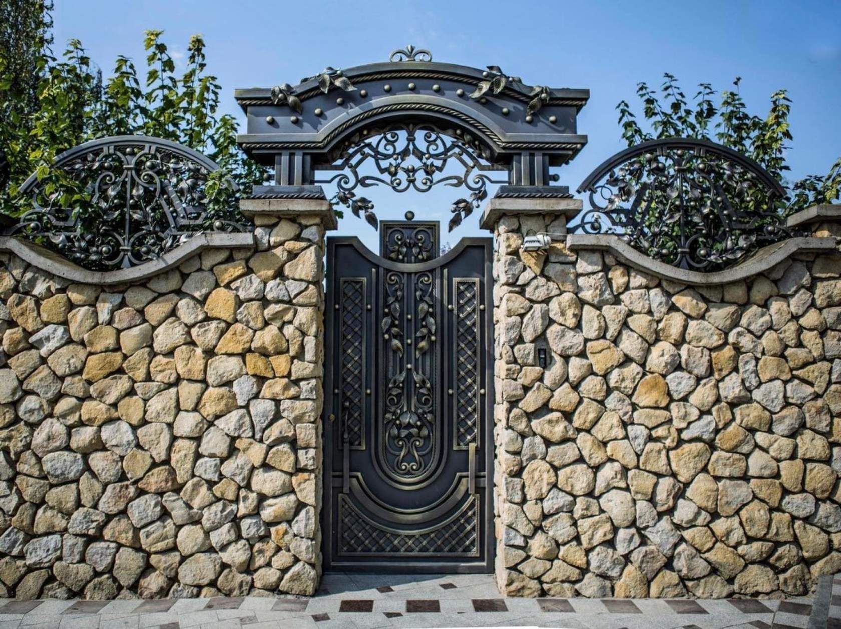 Ворота. Красивый забор. Красивый забор из камня. Каменный забор. Декоративные ворота.