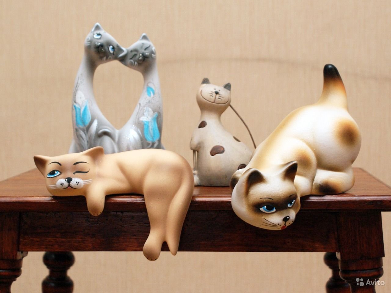 Сувениры котики. Сувенир кот. Статуэтка кошка на полку. Сувенир кот керамика. Питерские кошки сувениры.