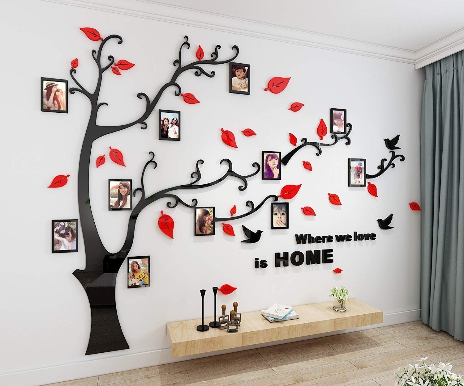 Нарисованное дерево на стене с фотографиями