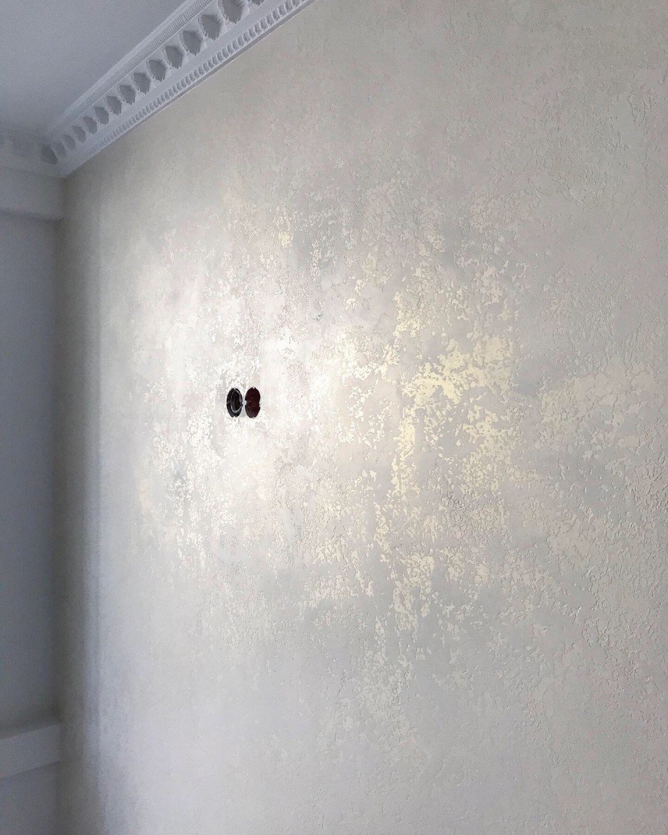 серебряная краска для стен в интерьере
