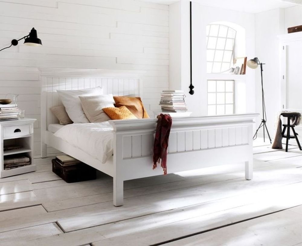 Белая комната с деревянной мебелью