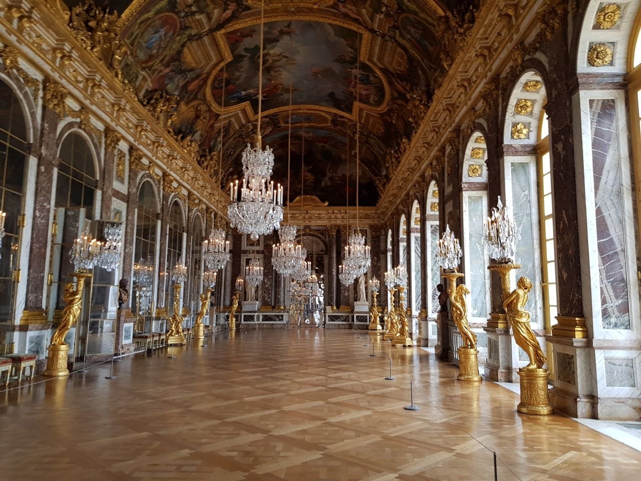 Версаль новгород. Версальский дворец Версаль Барокко. Зеркальная галерея Версальского дворца. Дворец Версаль Франция внутри. Версальский дворец во Франции Людовик 14.