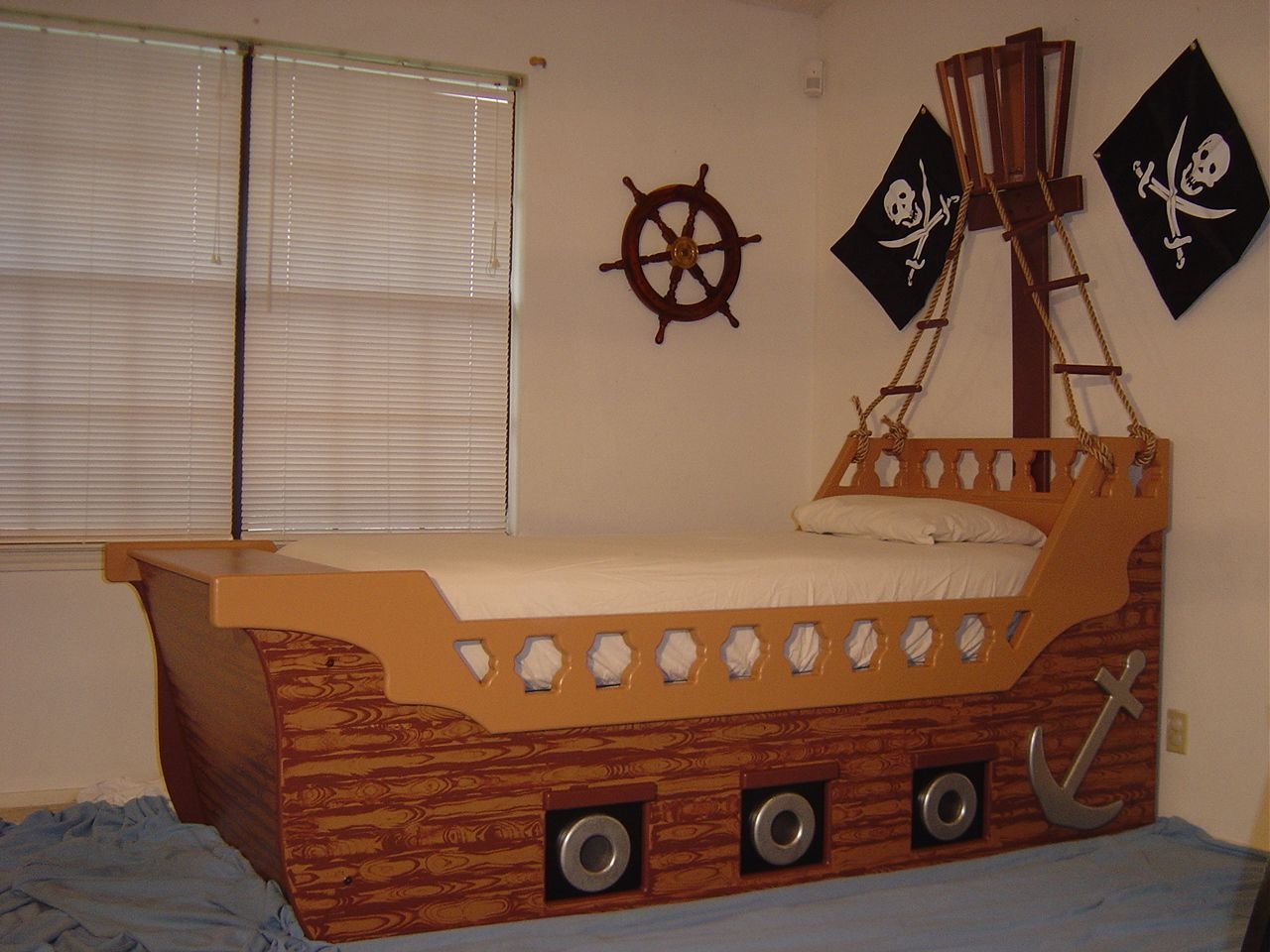 кровать в виде корабля для мальчика