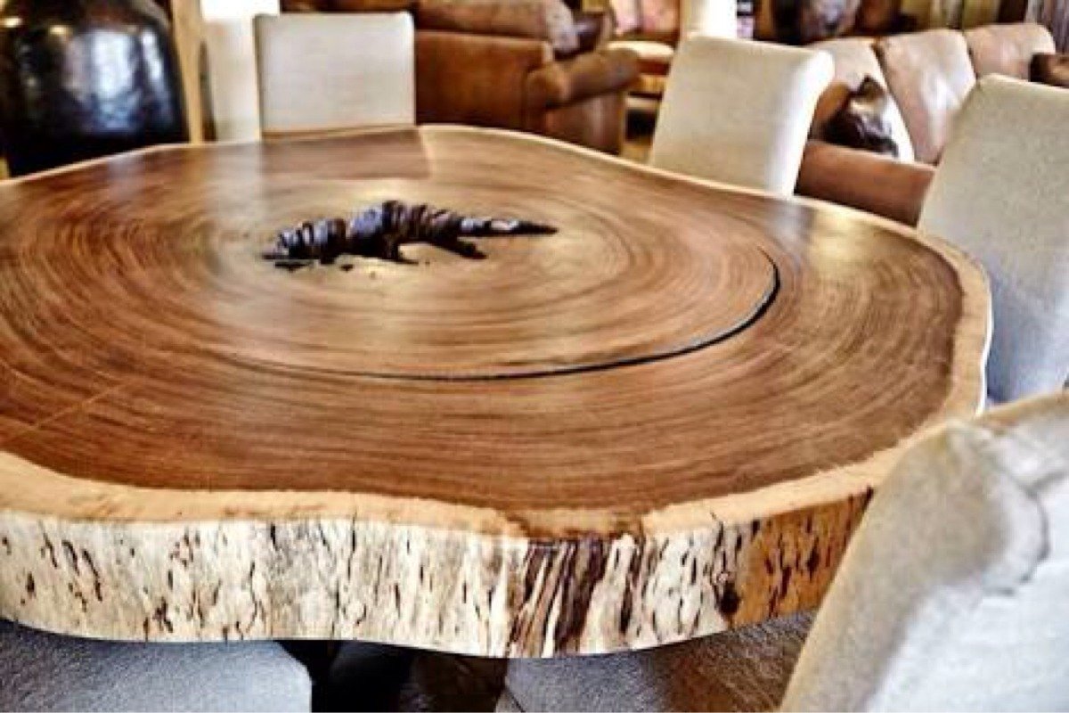 стол из древесных спилов