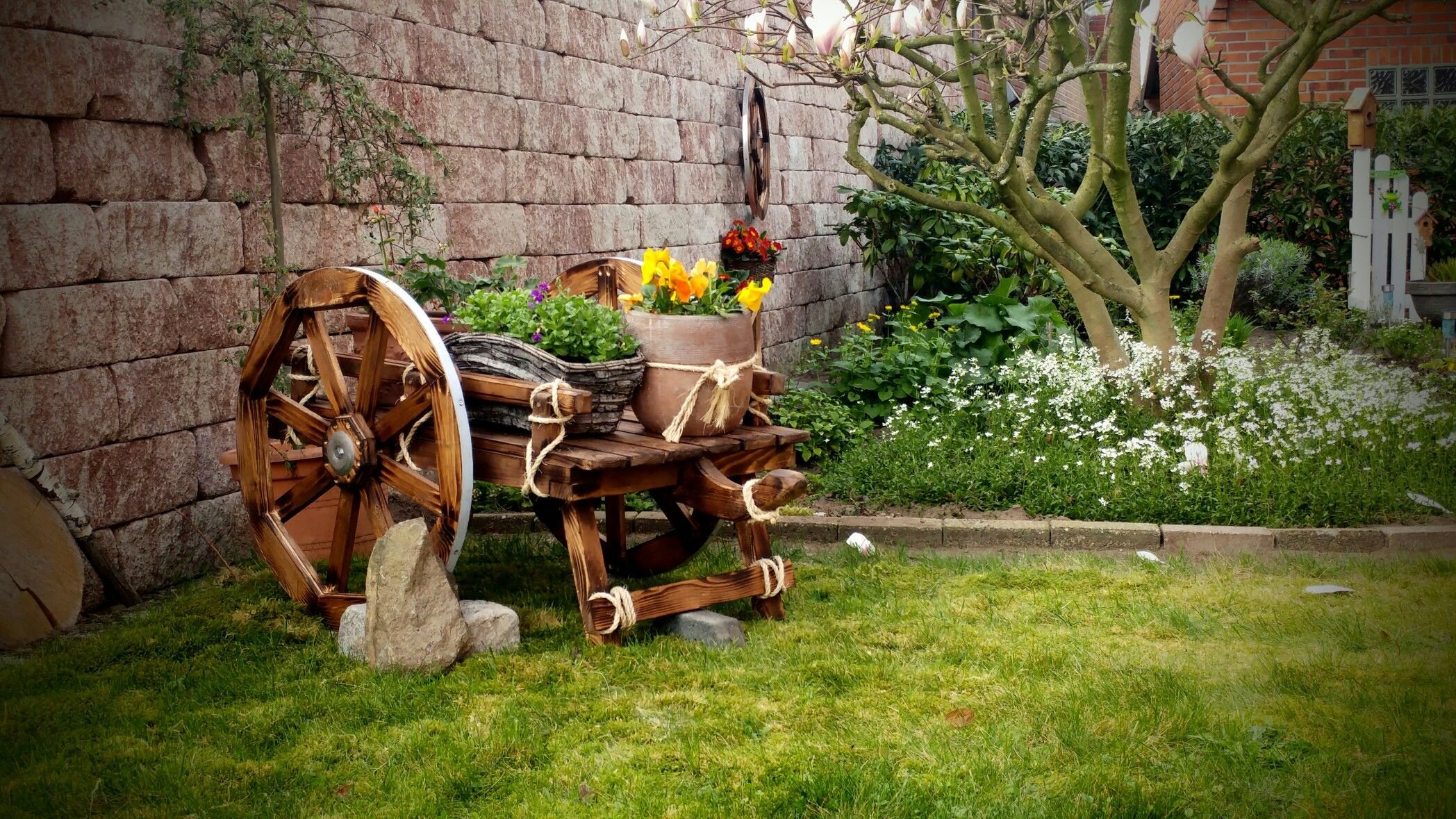 Декоративная телега для сада из дерева купить | Деревянная тележка для цветов - цена в Москве и СПб