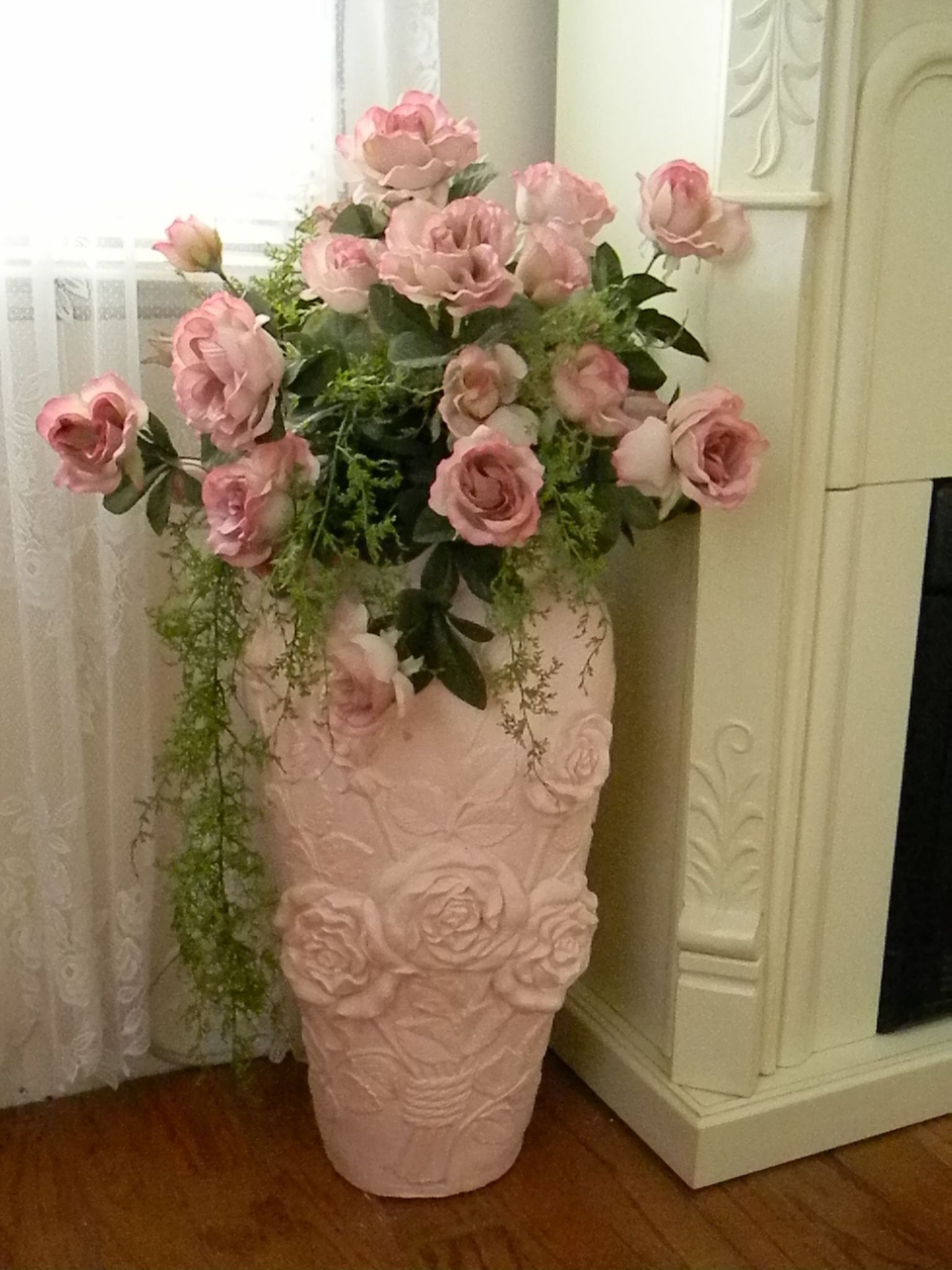 Напольные вазы с искусственными цветами