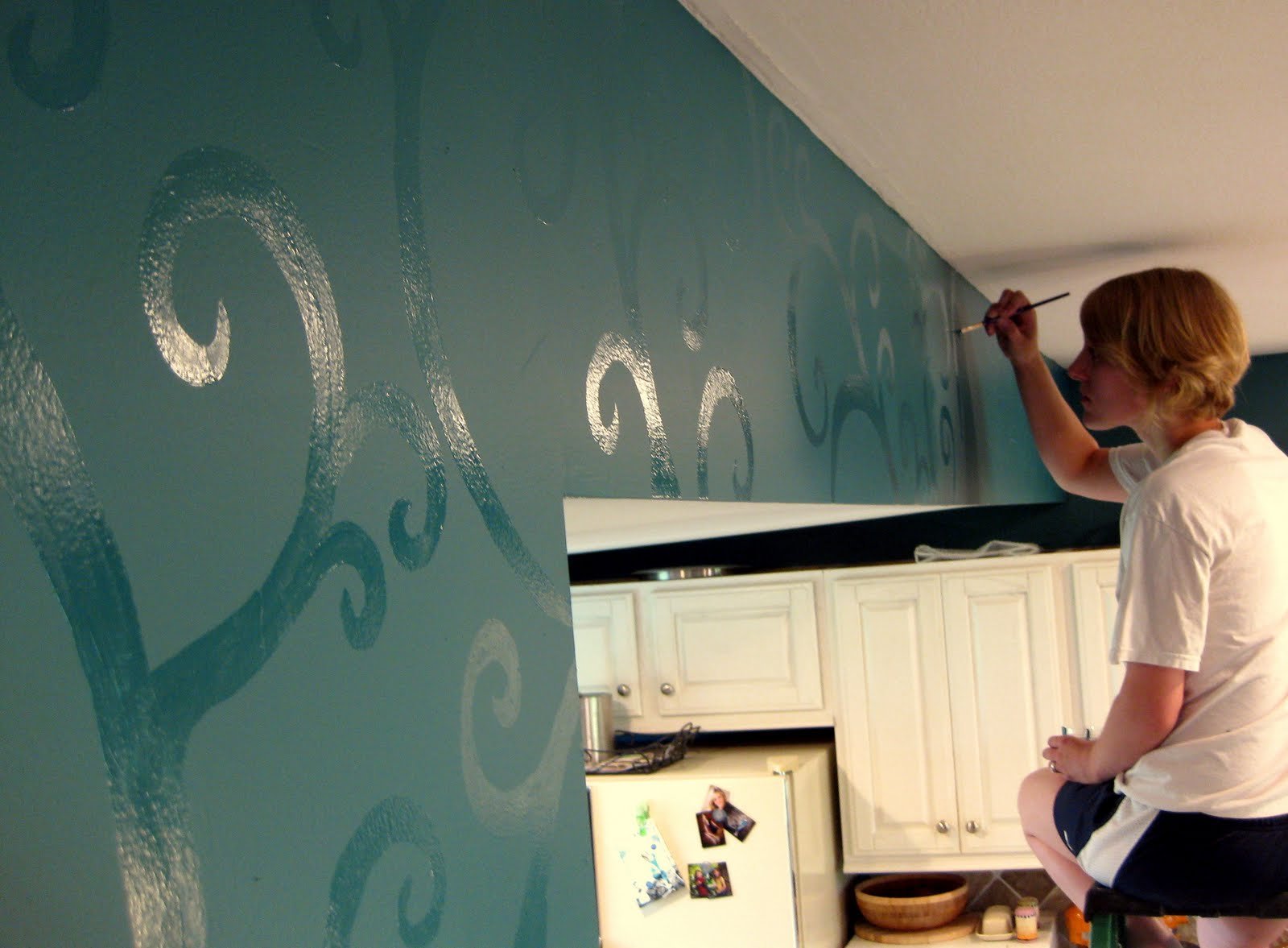 Метр обои покраска. Краска для стен. Глянцевая краска для стен. Красивая краска для стен в квартире. Оригинальная окраска стен.