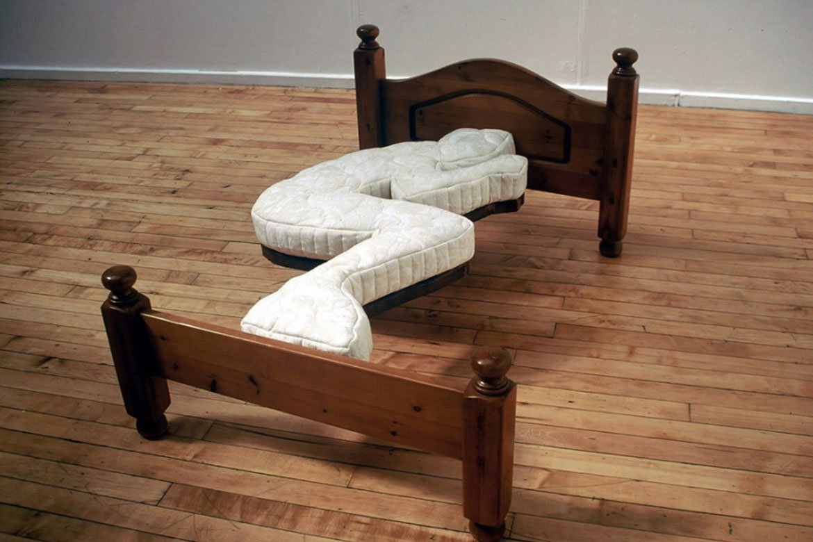 кровать лучше брать на ножках или в пол