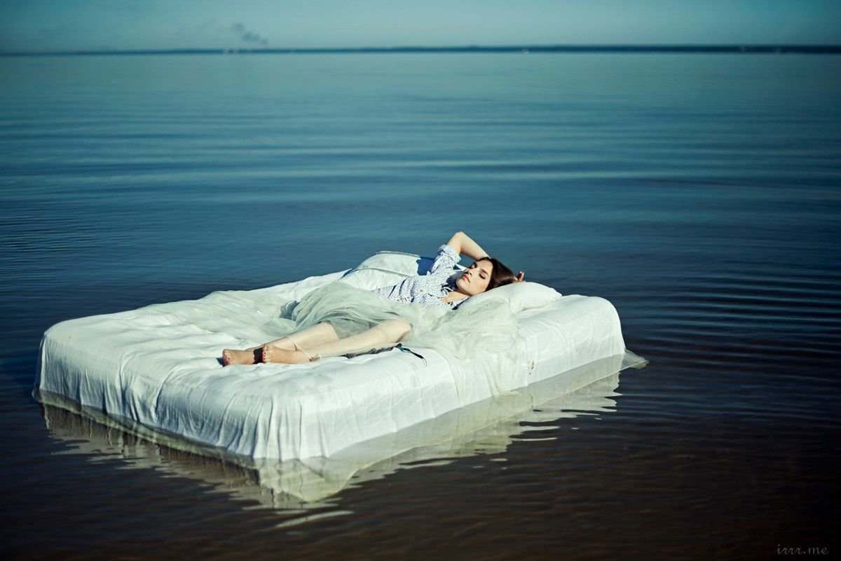 Спать место. Кровать на воде. Фотосессия на матрасе на воде. Кровать на море. Девушка спит на матрасе.