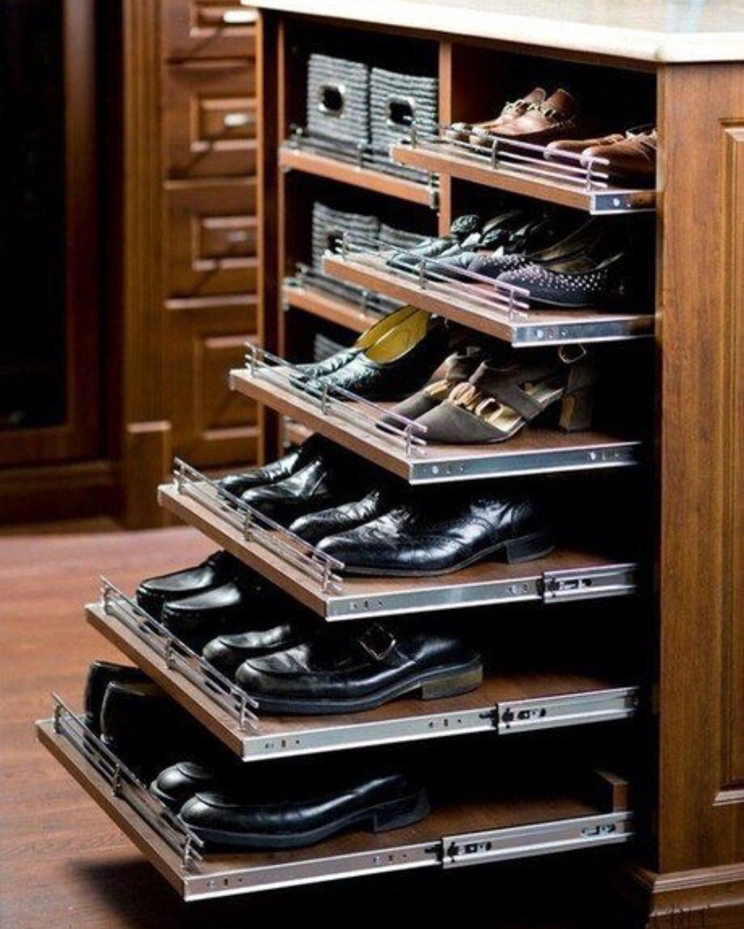 Выкатная полка для обуви в шкаф