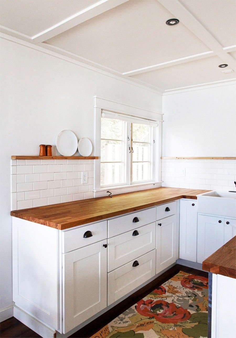 Белая кухня с деревянной СТО