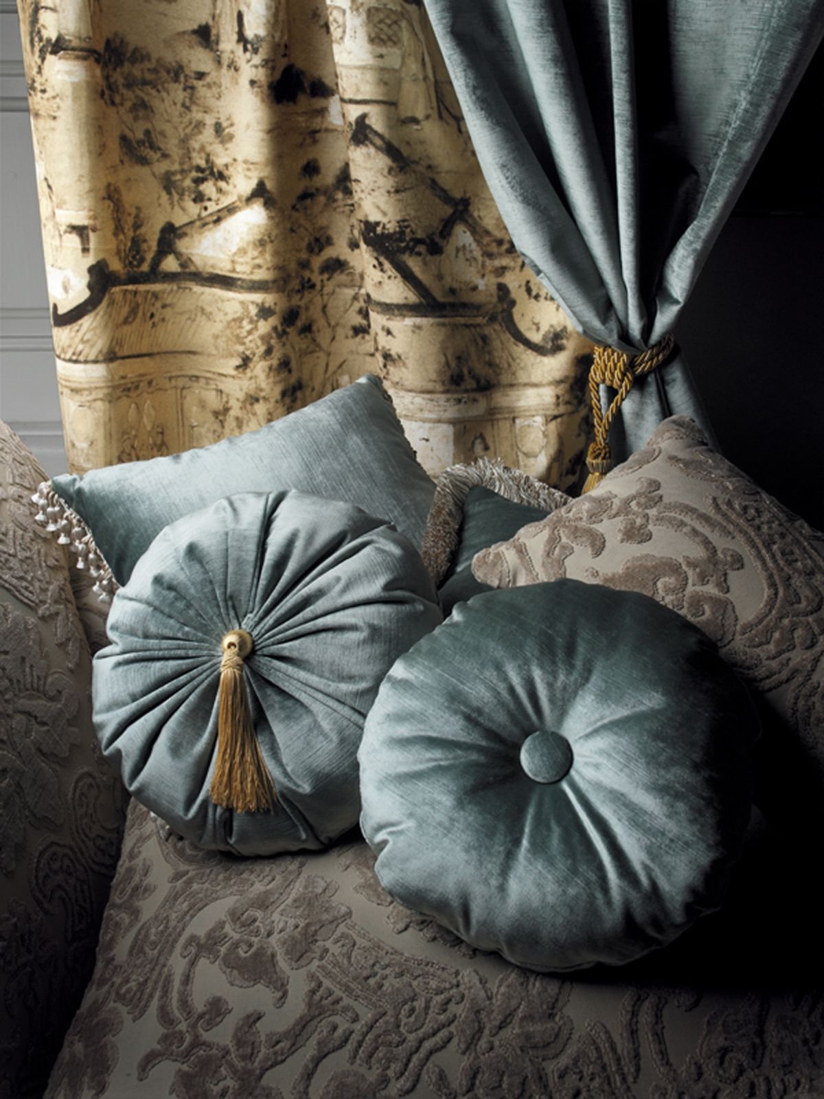 Декоративные подушки на диван: мал золотник, да дорог