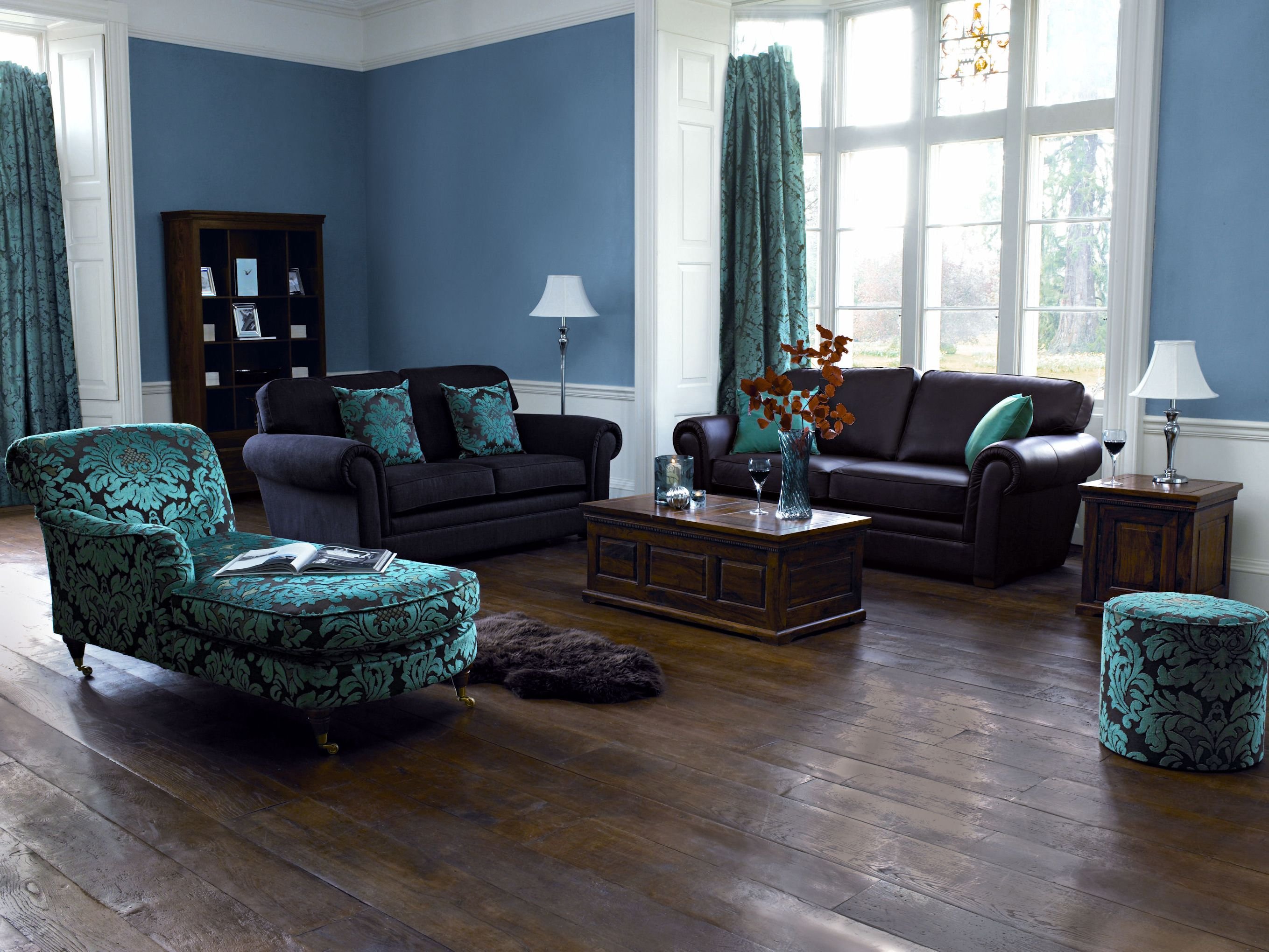 Темный пол голубые стены. Синяя мебель в интерьере гостиной. Темно синяя мебель в интерьере. Темно бирюзовый в интерьере. Сине зеленый интерьер.