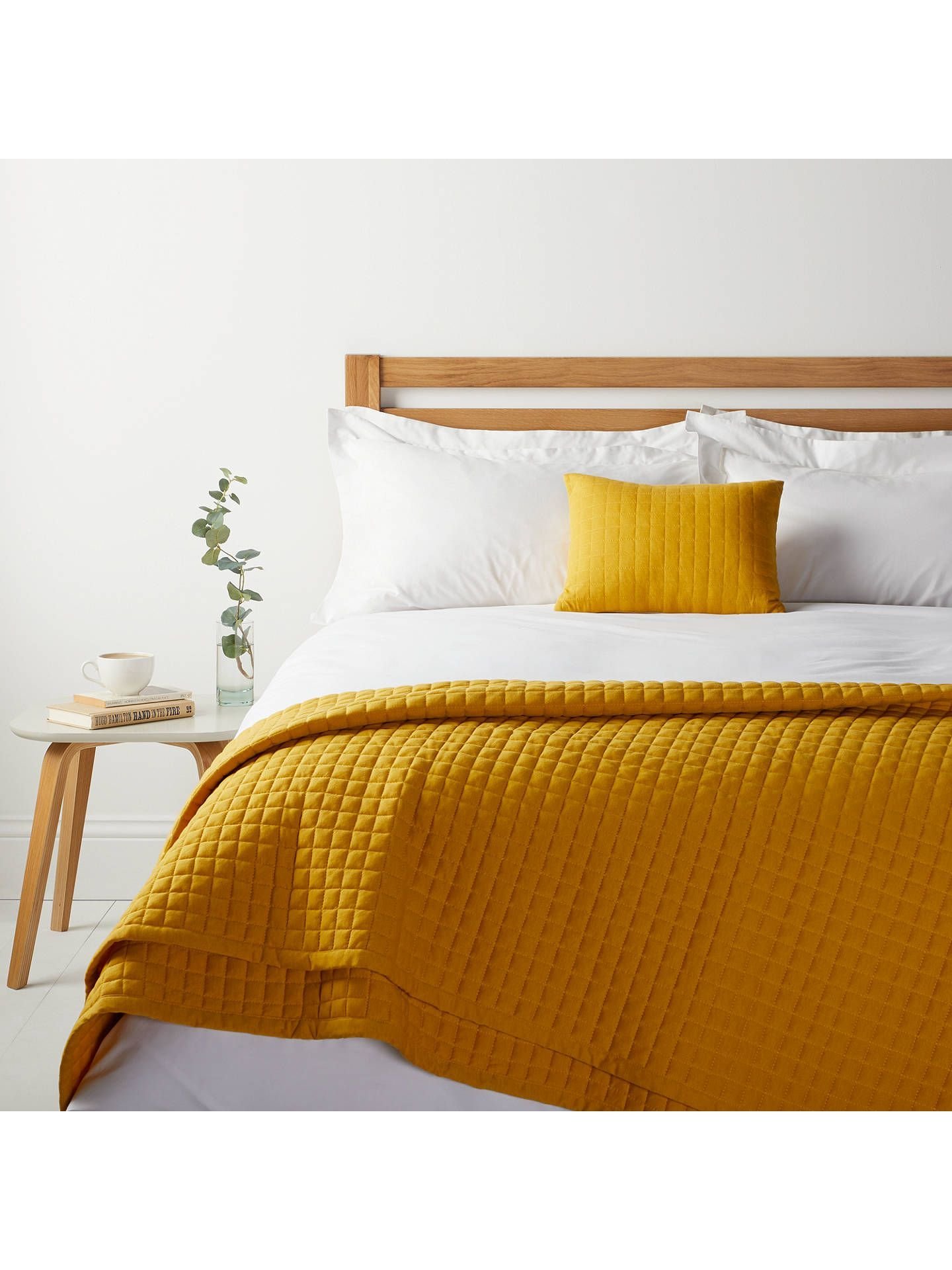 Горчичная кровать. Постельное белье беддинг Хаус. Покрывало горчичного цвета. Желтое покрывало на кровать. Кровать горчичного цвета.