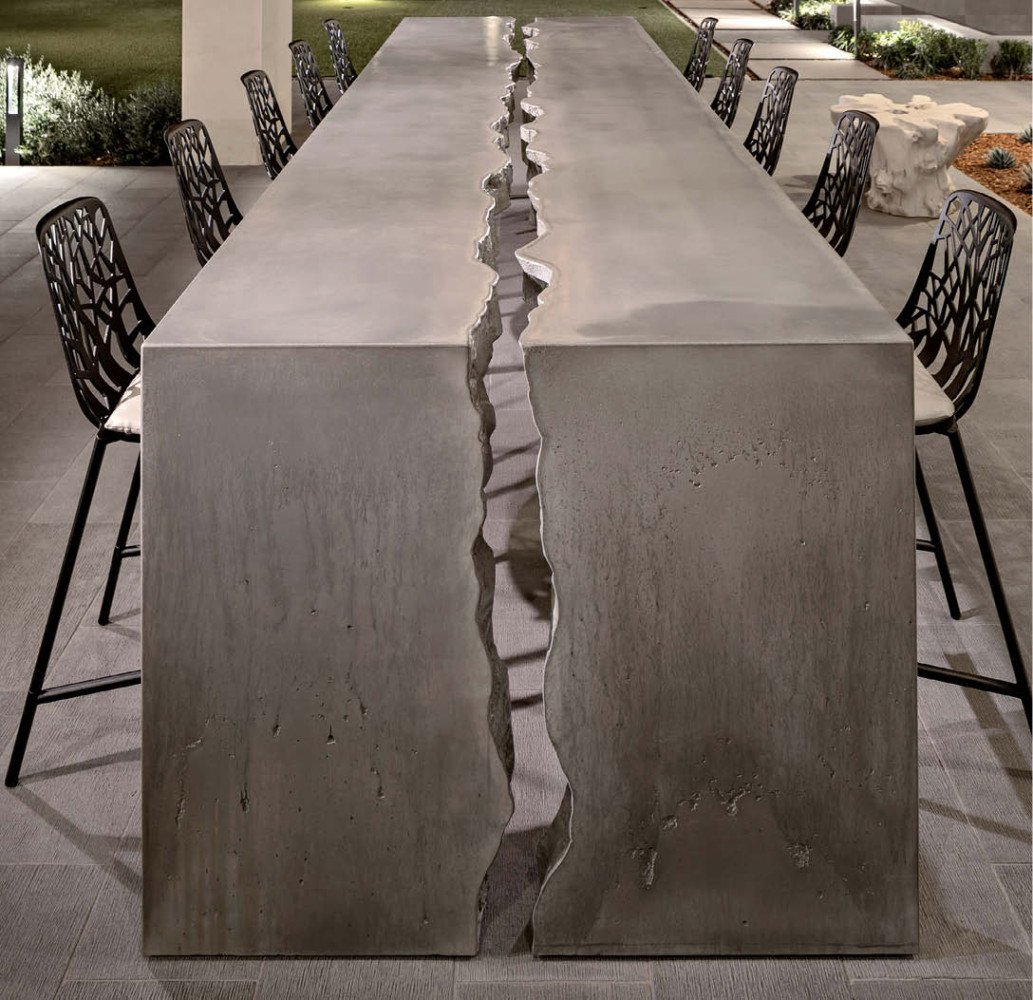 уличный стол из бетона