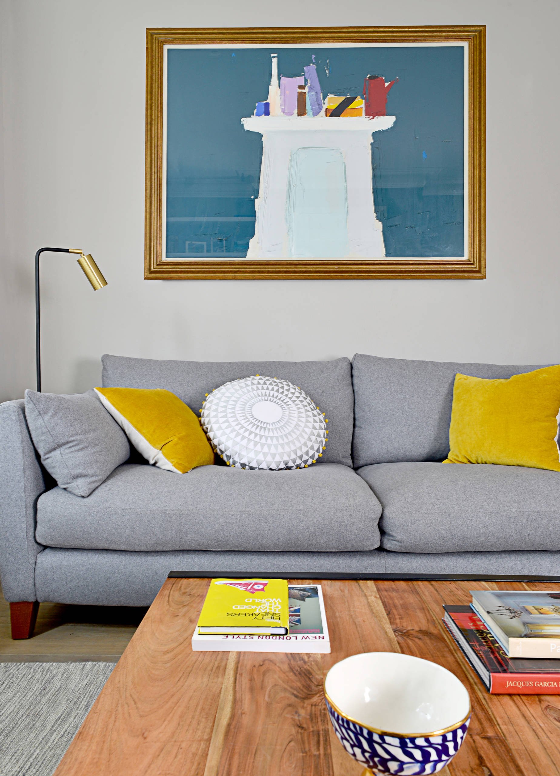 Серый диван с желтыми подушками - 67 фото