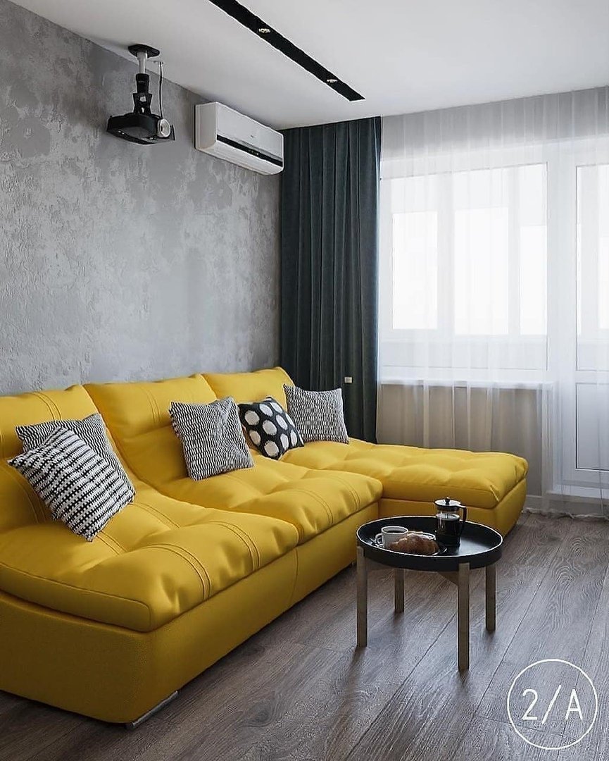 Серый диван с желтыми подушками - 67 фото
