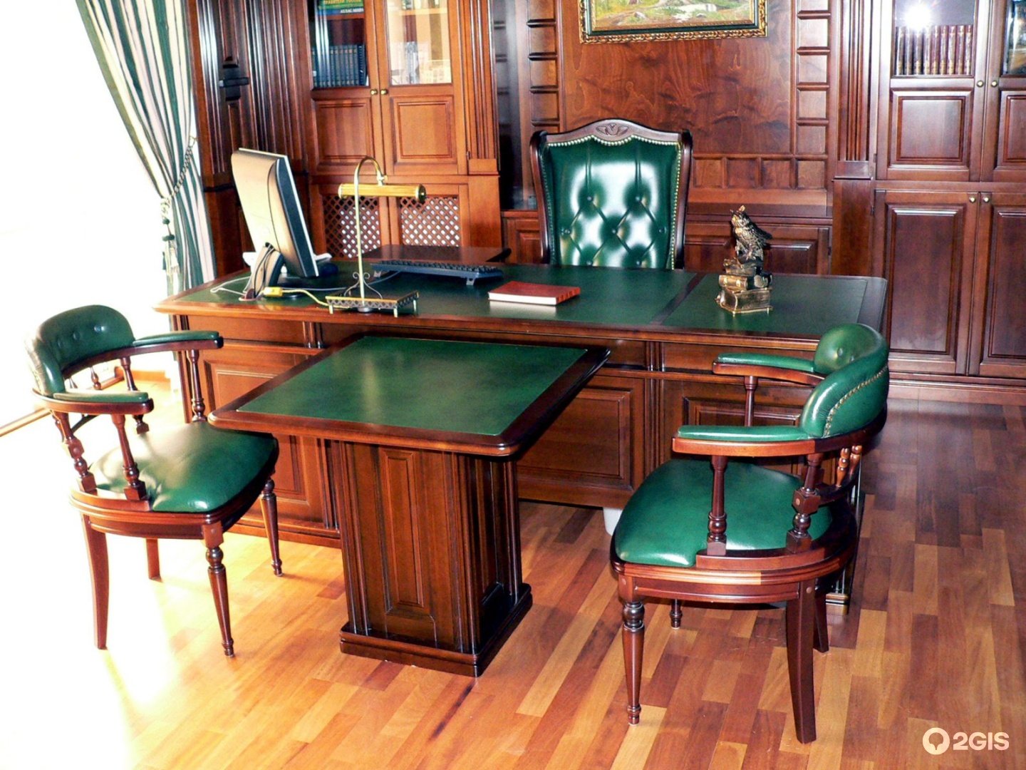 Письменный стол с зеленым сукном