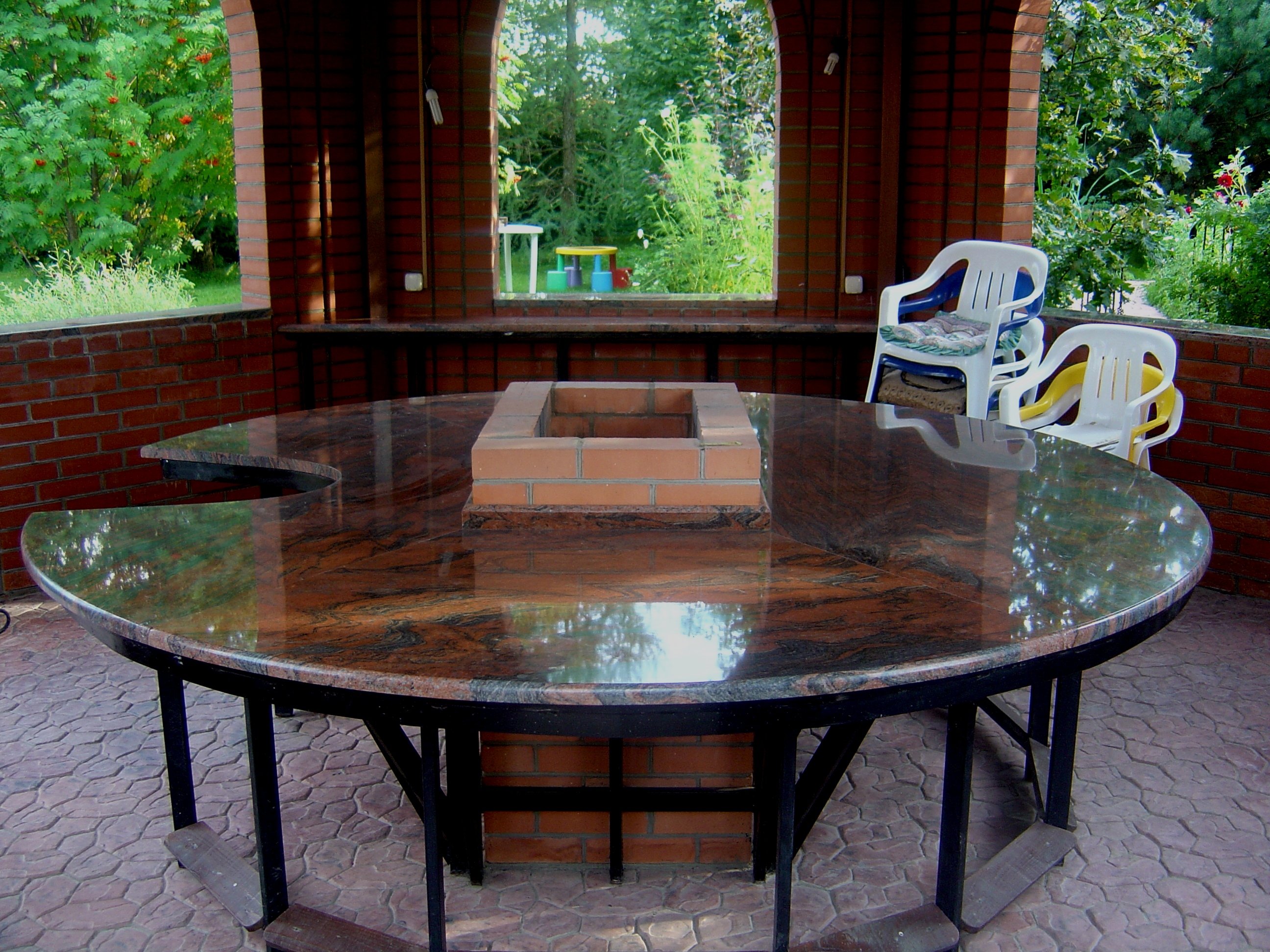 овальный обеденный стол из искусственного камня