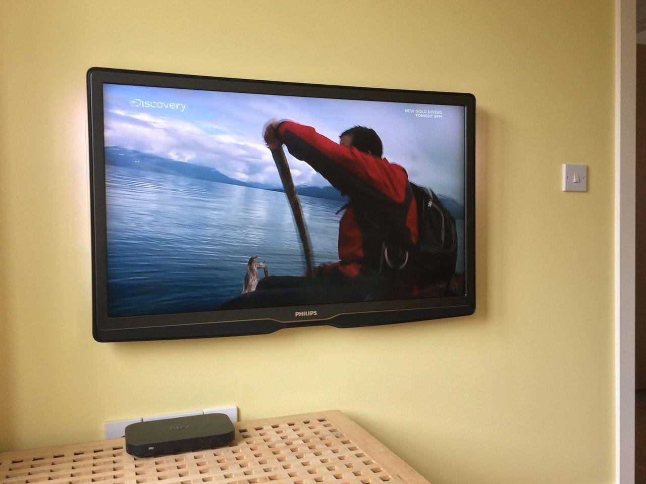 Существует ли телевизор. Телевизор самсунг 55 дюймов повесить на стену. Плоский телевизор на стену. Плазменный телевизор настенный. Телевизор настенный большой.
