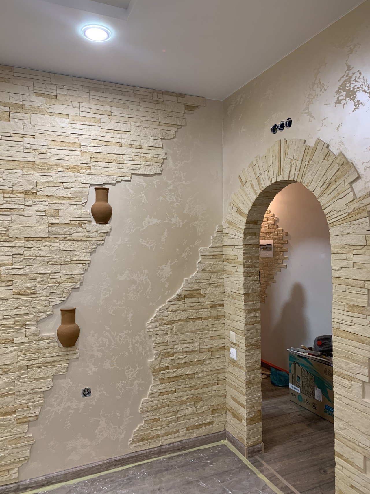 Декорирование стен изготовленной своими руками гипсовой плиткой под кирпич