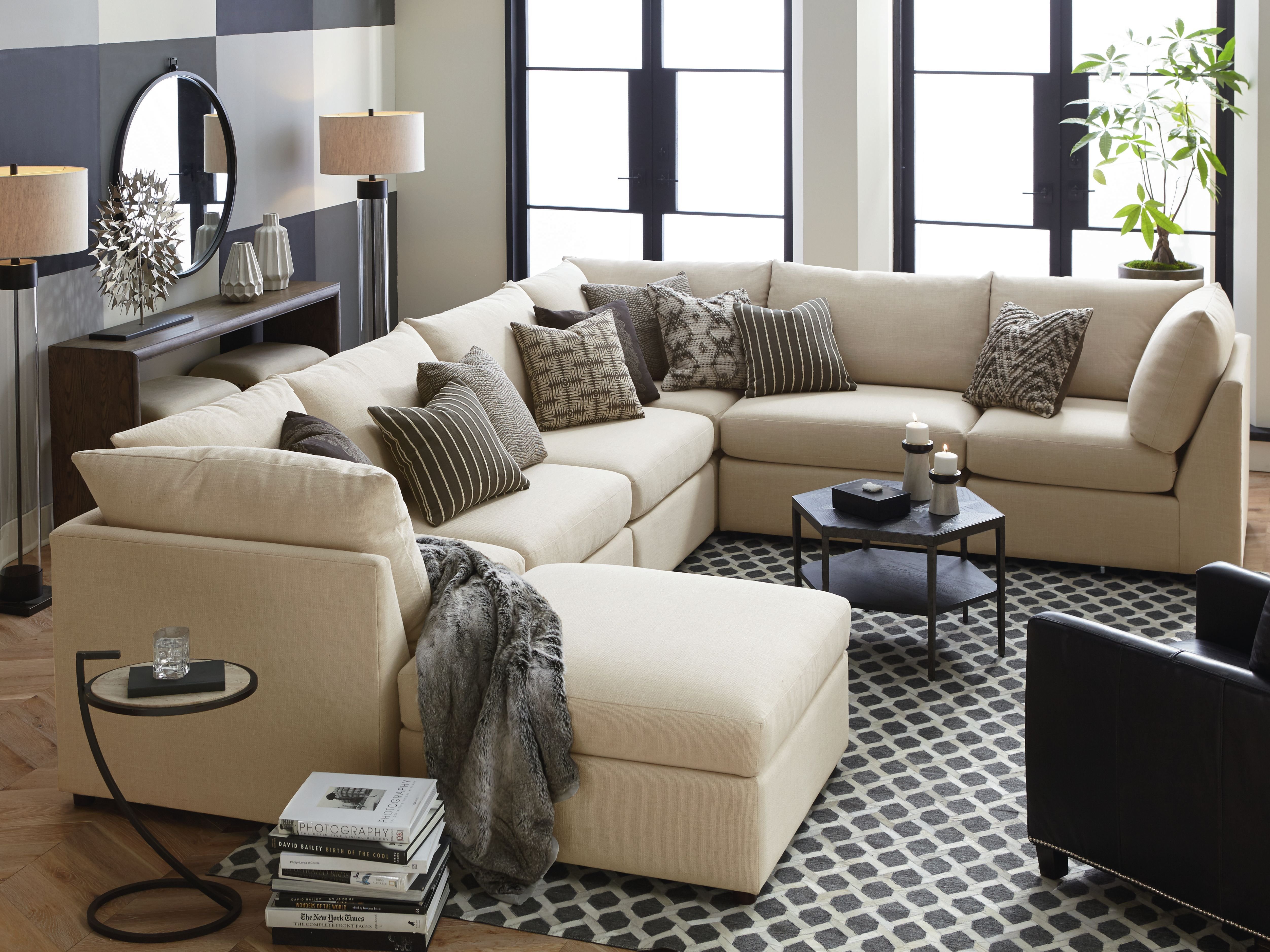 Мягкий с большим количеством. Огромный диван в гостиную. Диван в интерьере. Красивый диван в интерьере. Мягкая мебель в интерьере гостиной.