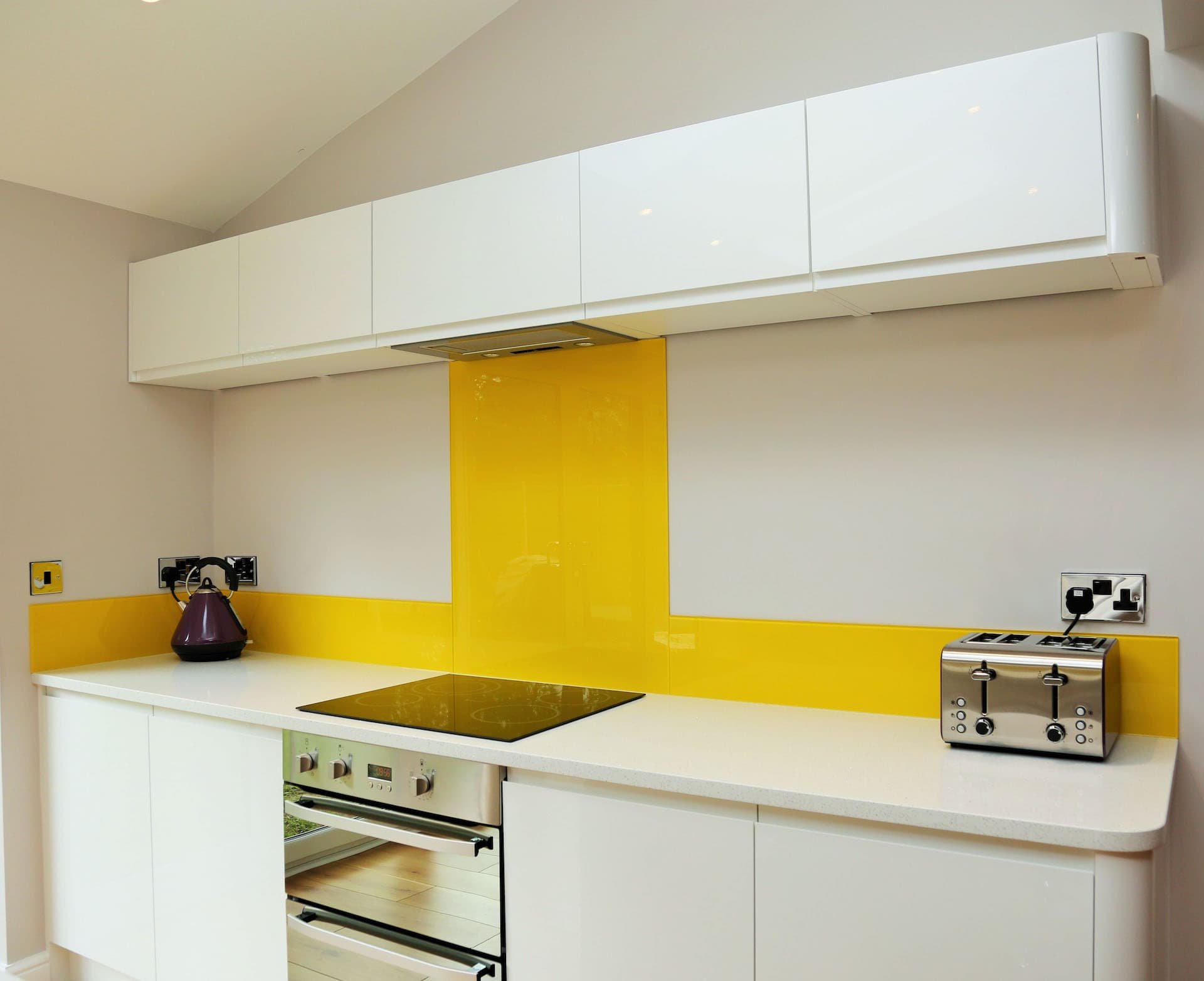 Кухонный гарнитур с желтым фартуком.