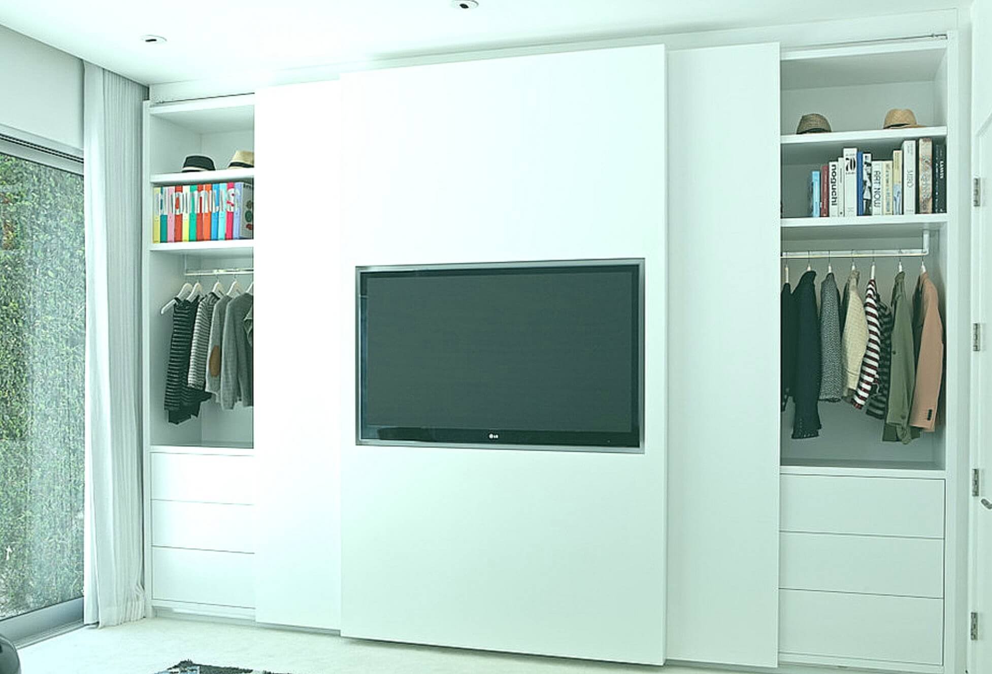 Дизайн шкафов телевизор. Шкаф купе с телевизором. Телевизор встроенный в шкаф. Шкаф со встроенным телевизором. Встроенные шкафы с телевизором.