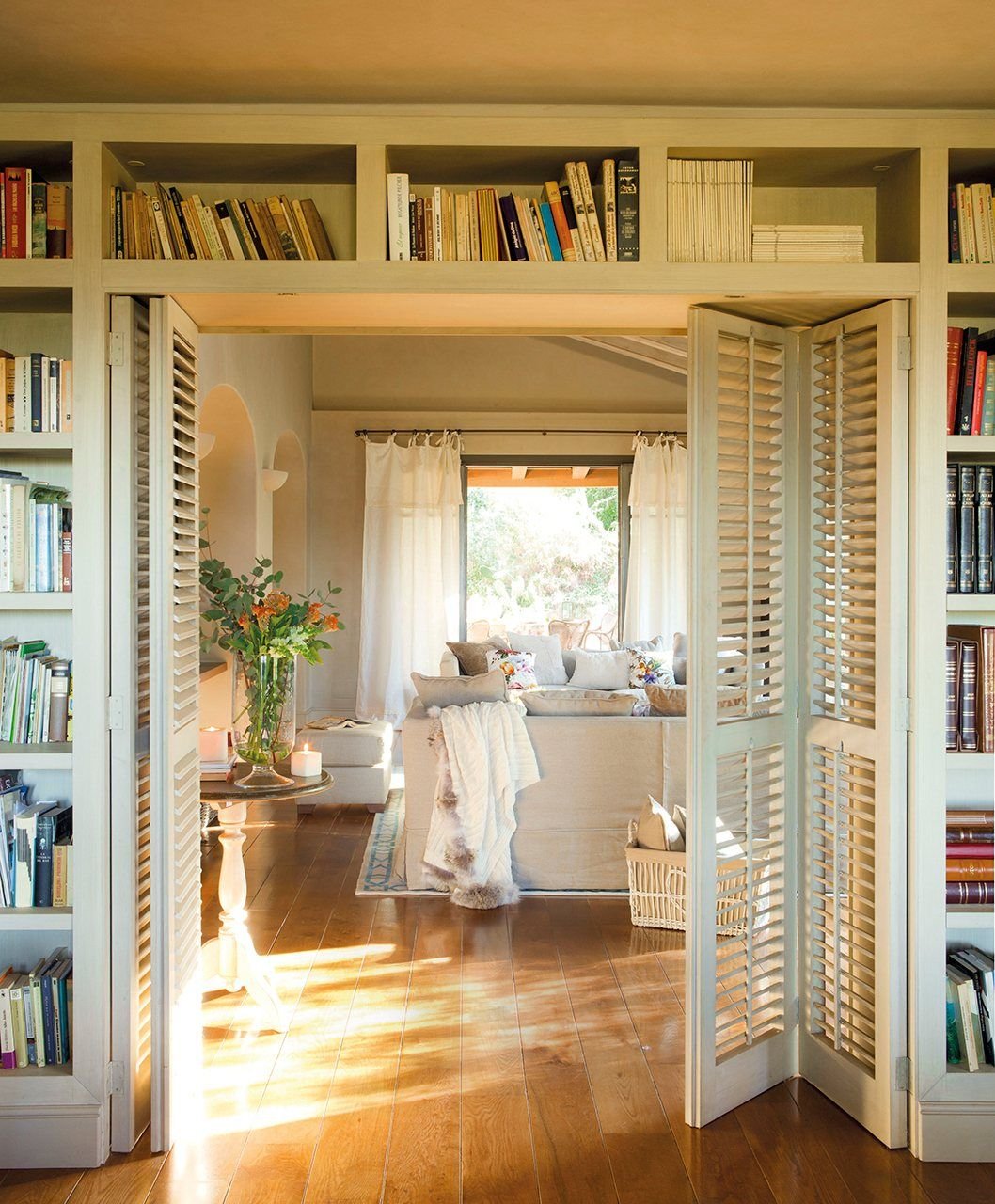 Книжный шкаф вокруг двери