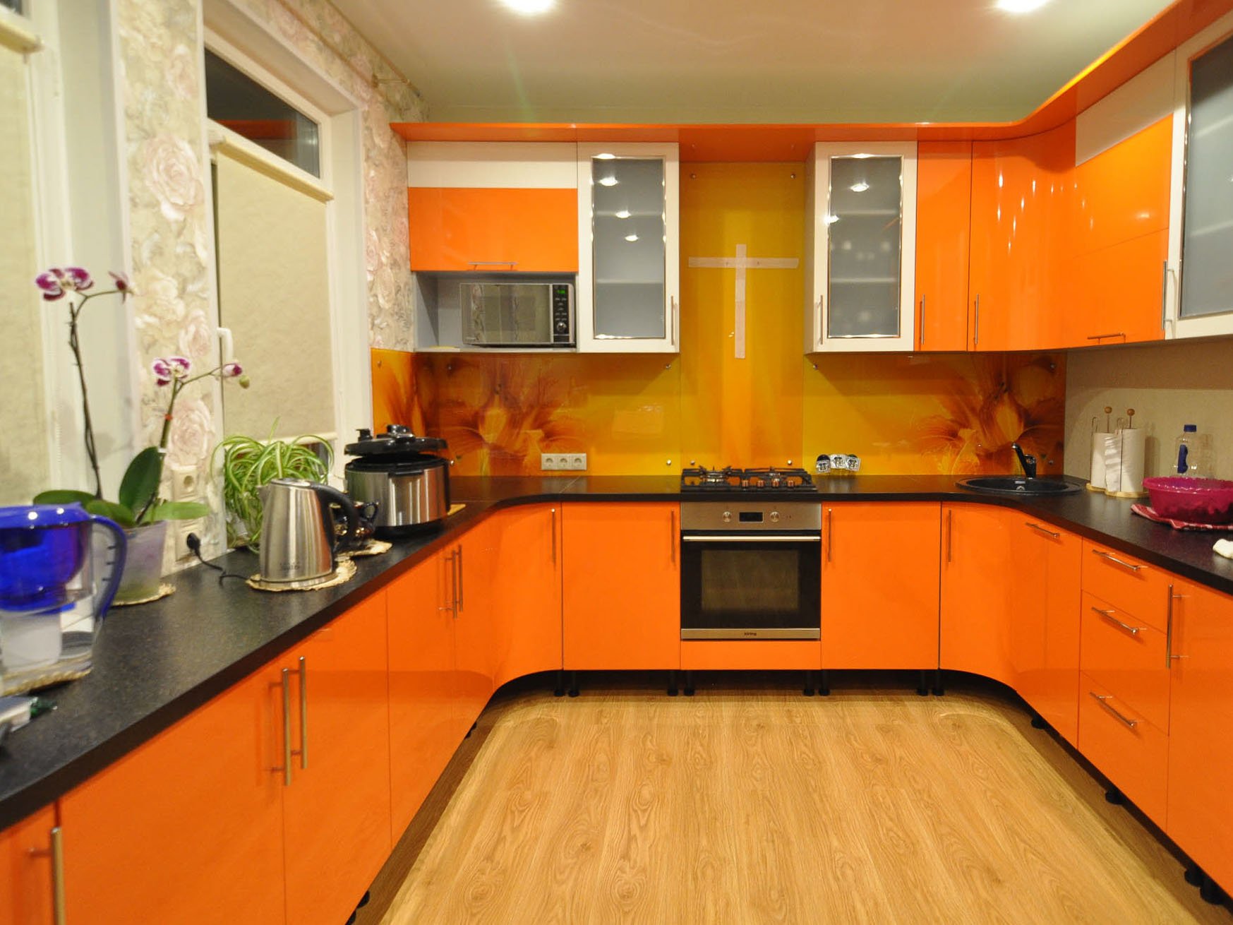 Кухни оранжевая столешница