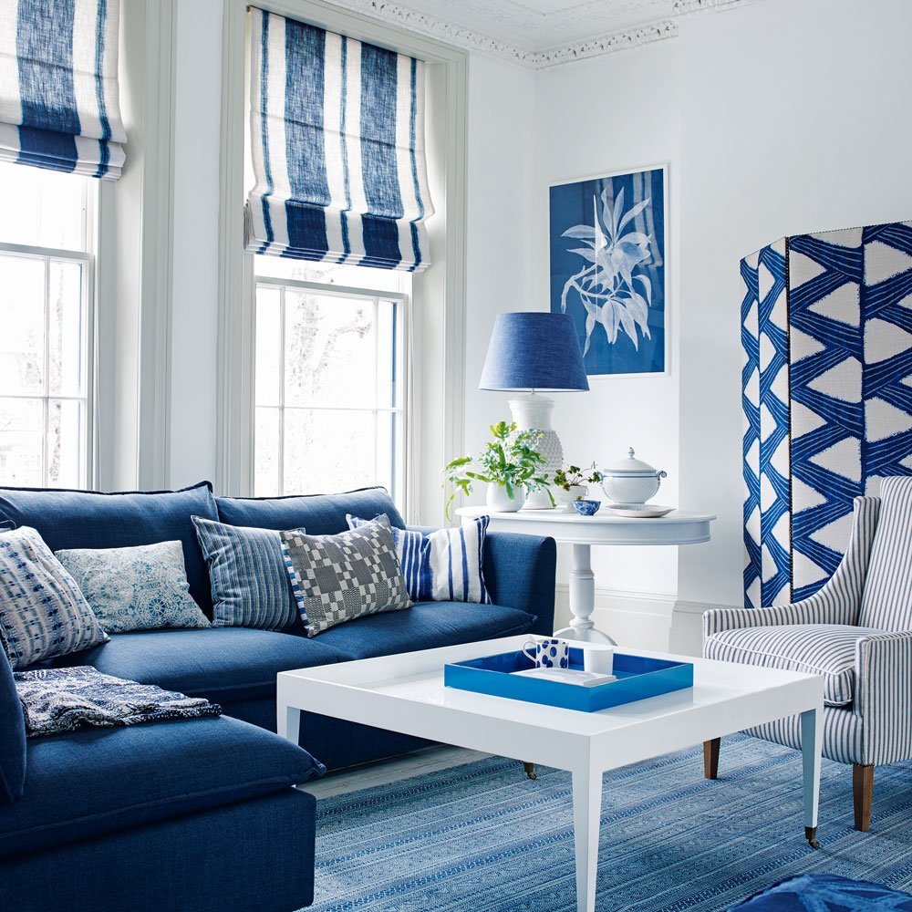 Синий диван в скандинавском интерьере
