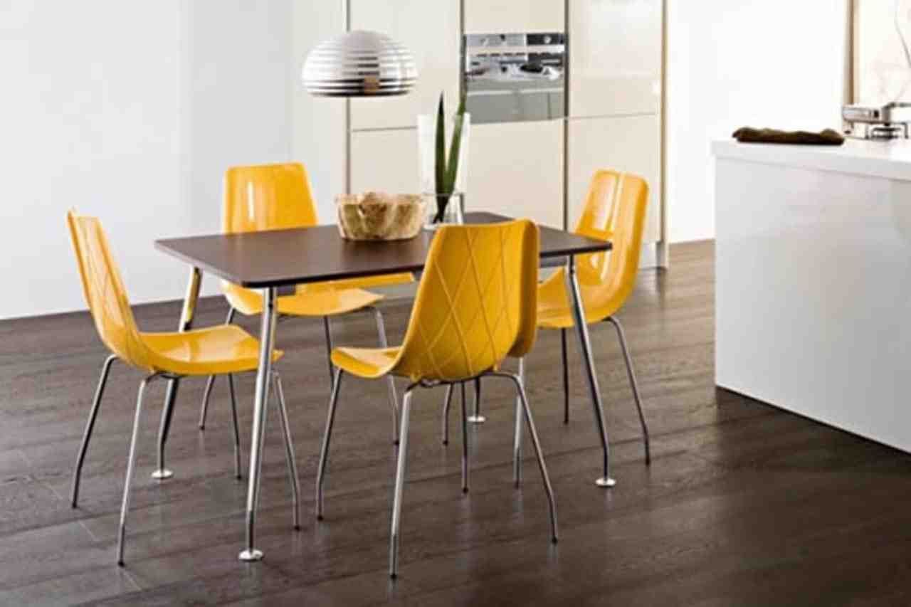 Желтые стулья в интерьере кухни