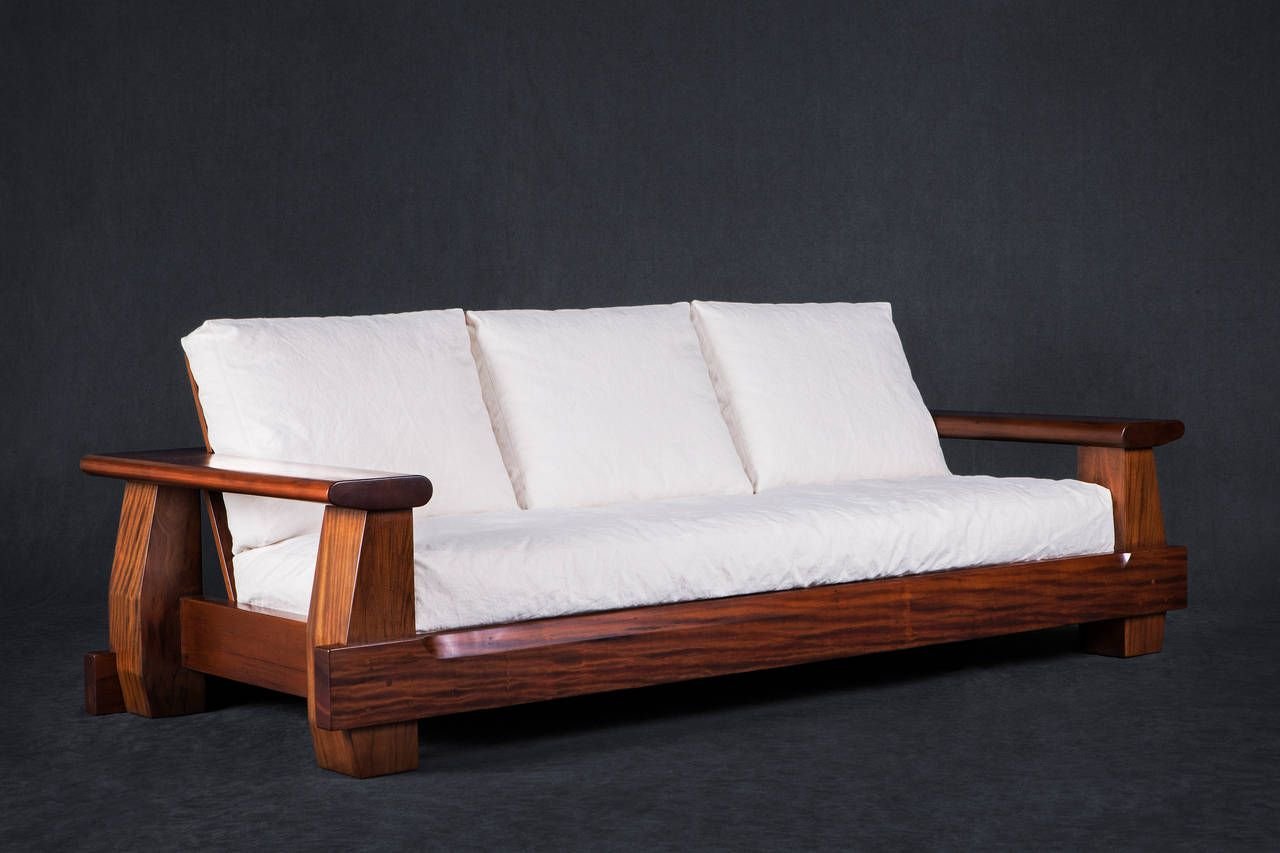 диван двухместный с деревянными подлокотниками