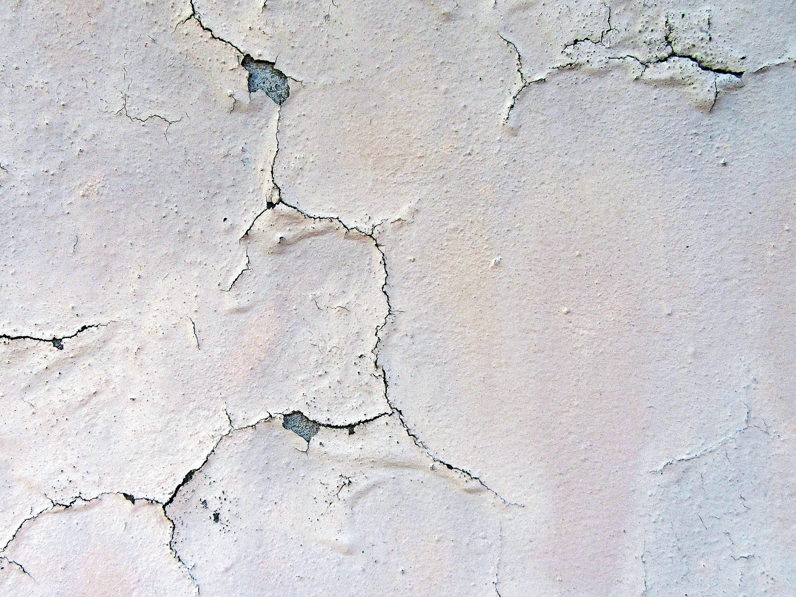 Обои трещина в стене. Трещина в стене. Потрескавшаяся штукатурка текстура. Потрескавшаяся стена. Трещины на стене текстура.