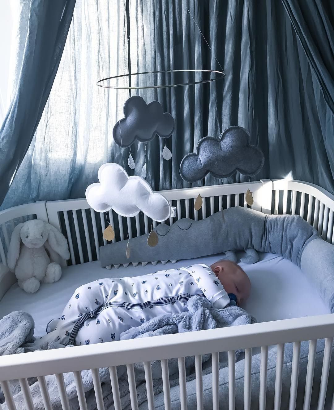 Как украсить детскую кроватку для новорожденных своими руками: интересные техники (60 фото)