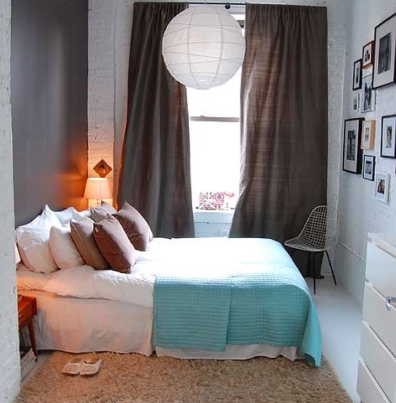 Маленькая комната с двуспальной кроватью