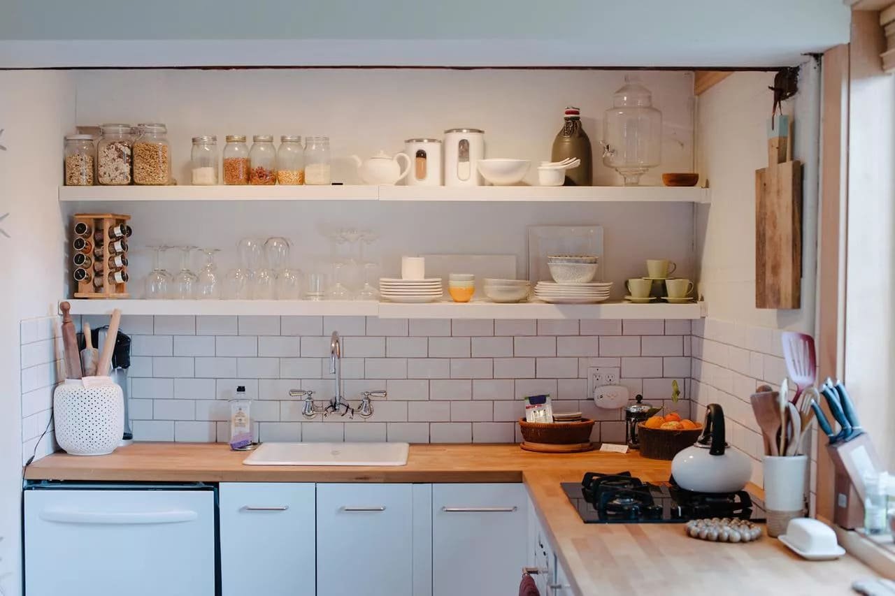 Полки на кухне вместо шкафов в скандинавском стиле