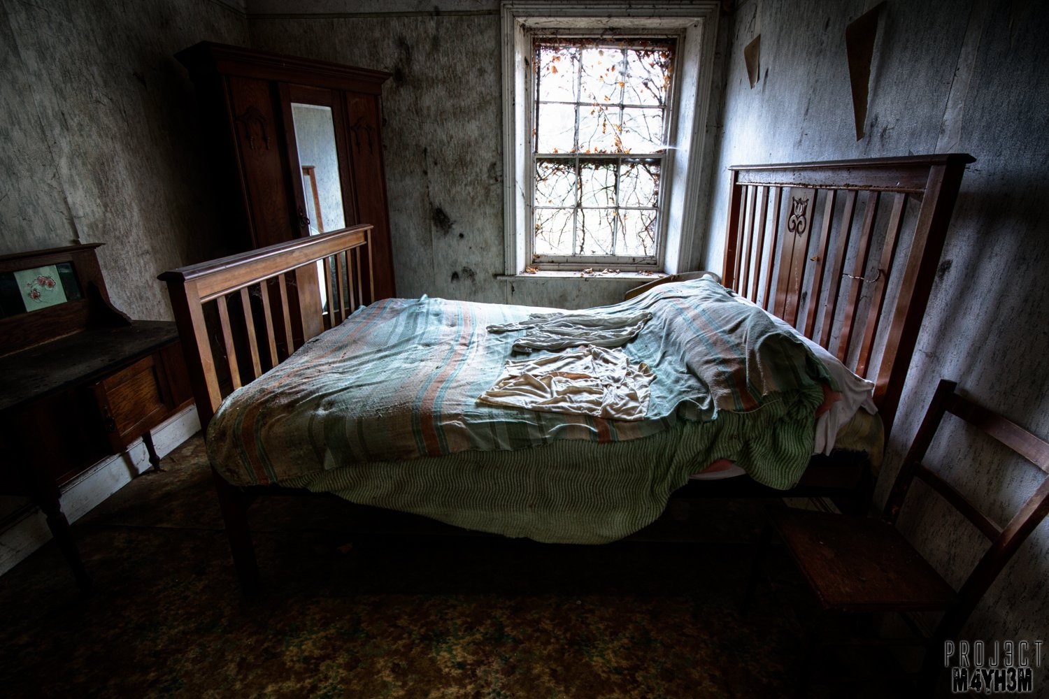 Снится квартира в которой жил раньше. Старая комната с кроватью. Кровать в заброшенном доме. Старая кровать. Спальня в Старом доме.
