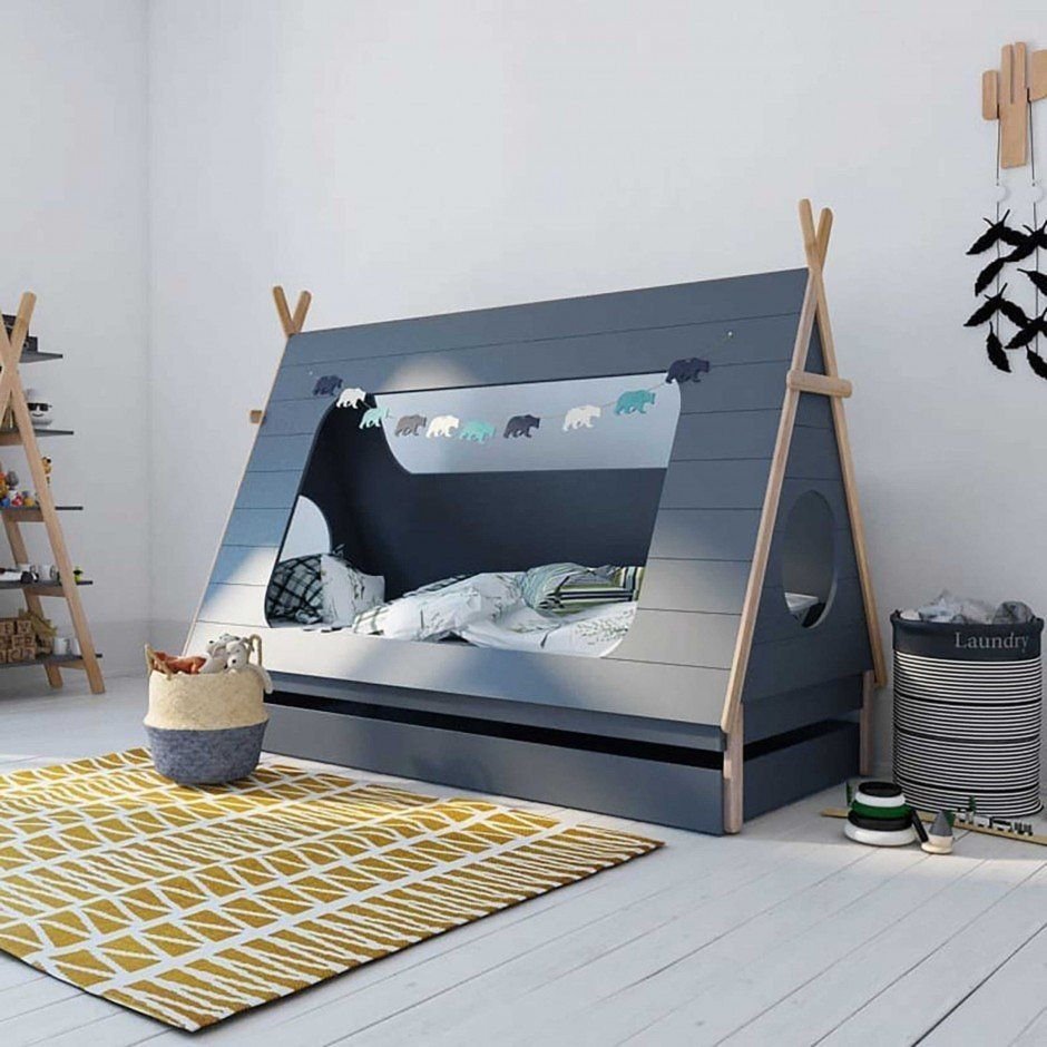 большая кровать с местом для ребенка
